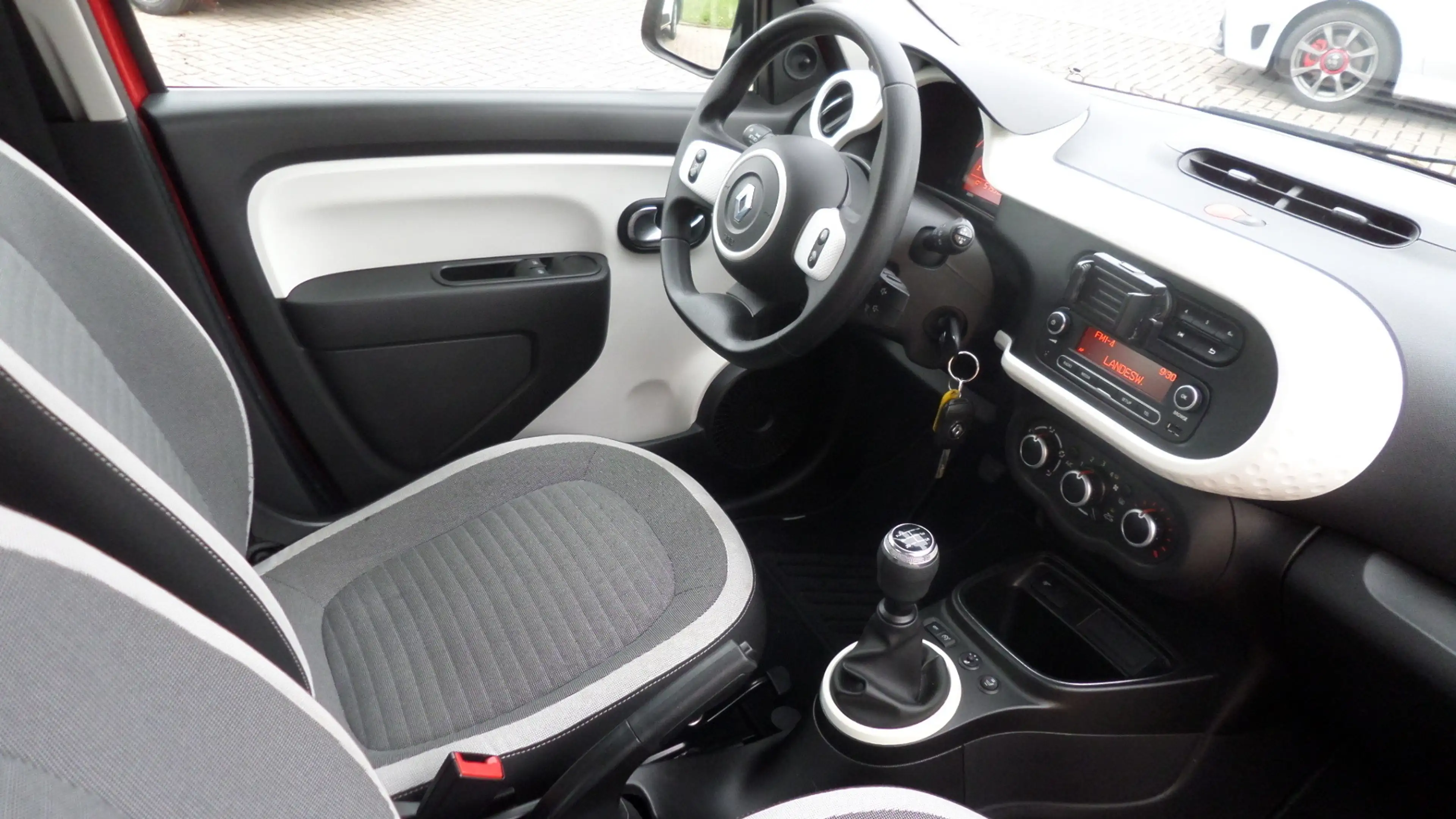 Renault Twingo LIMITED SCe 75 PS mit Klang & Klimapaket Klimaanlage Bluetooth Freisprechanlage — photo 9