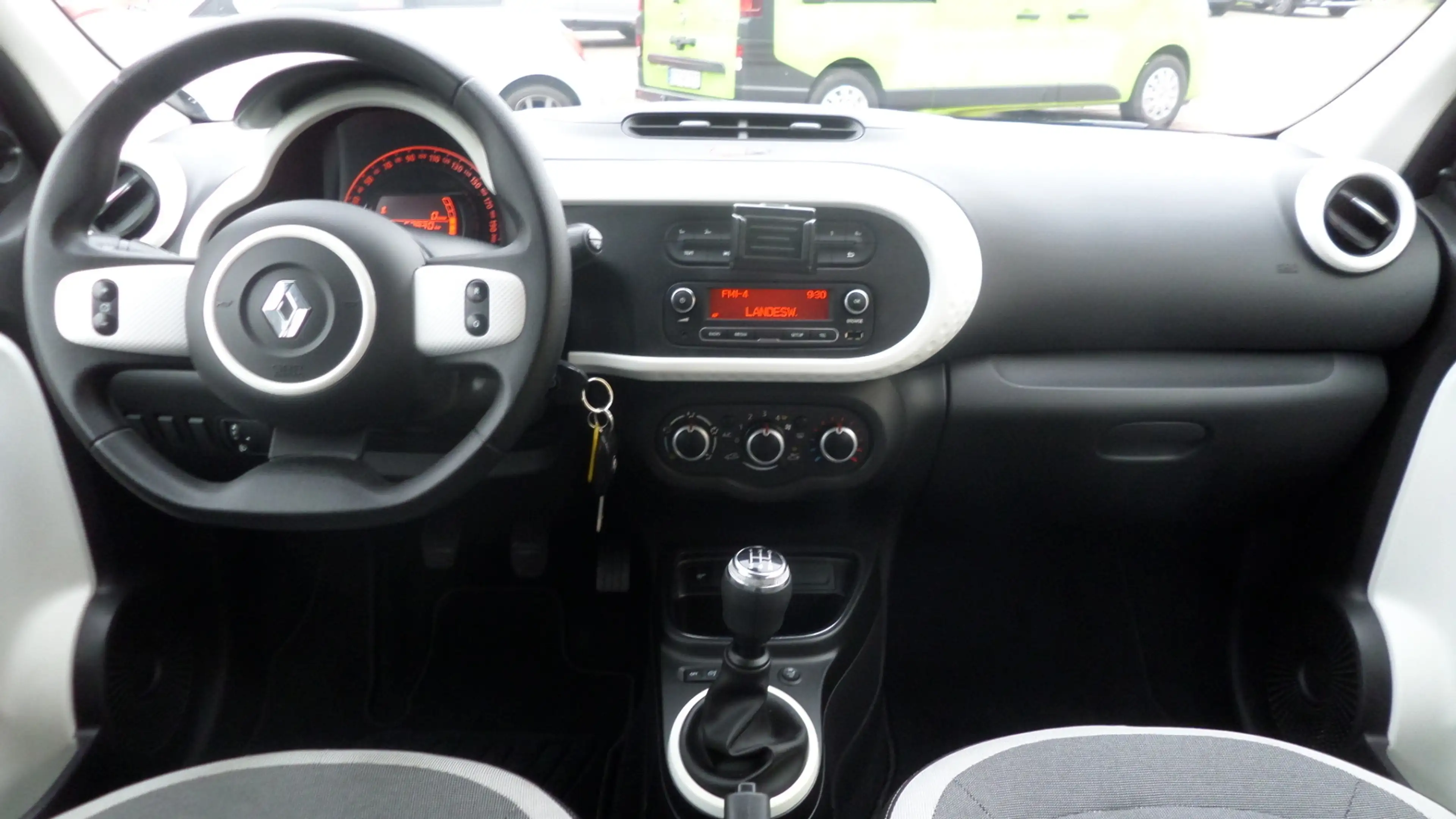 Renault Twingo LIMITED SCe 75 PS mit Klang & Klimapaket Klimaanlage Bluetooth Freisprechanlage — photo 10