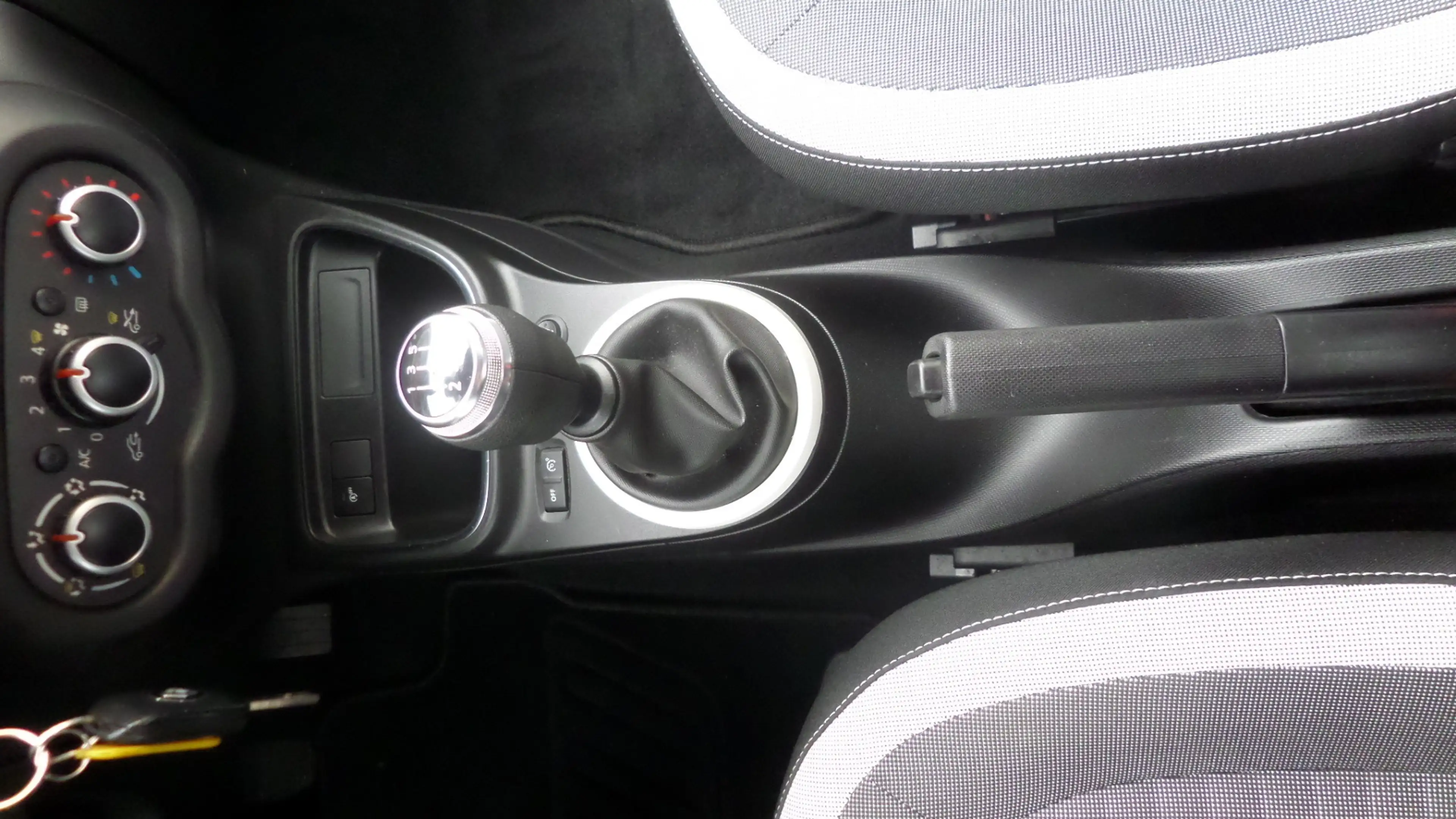 Renault Twingo LIMITED SCe 75 PS mit Klang & Klimapaket Klimaanlage Bluetooth Freisprechanlage — photo 13