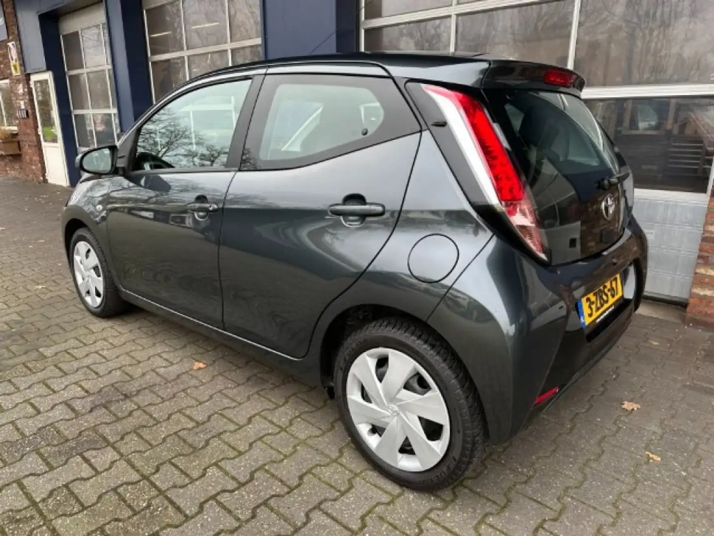 Toyota Aygo 1.0 VVT-I X-PLAY ALL.IN. Grijs - 2