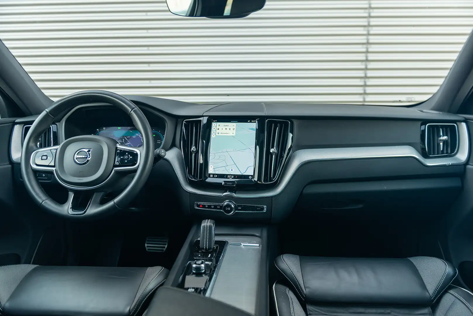 Volvo XC60 T8 Aut. LongRange R-Design Leder 360Camera 455pk Zilver - 2