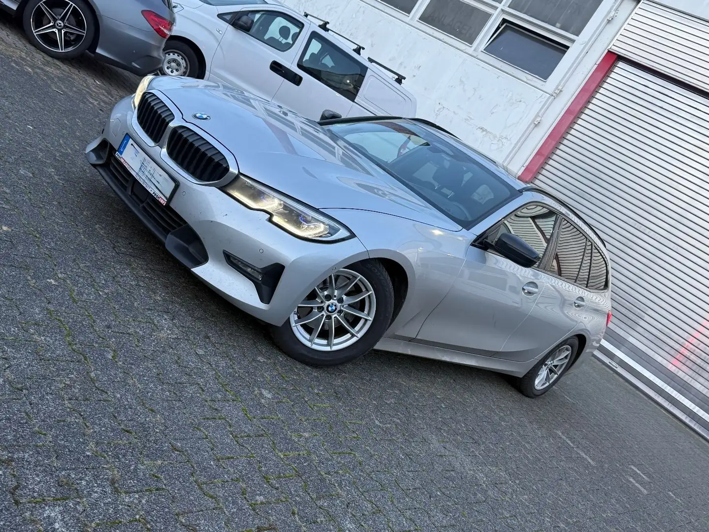 BMW 320 D Sport Line Touring-LASER-H&K-DAPROF-HUD-RFK Silber - 1