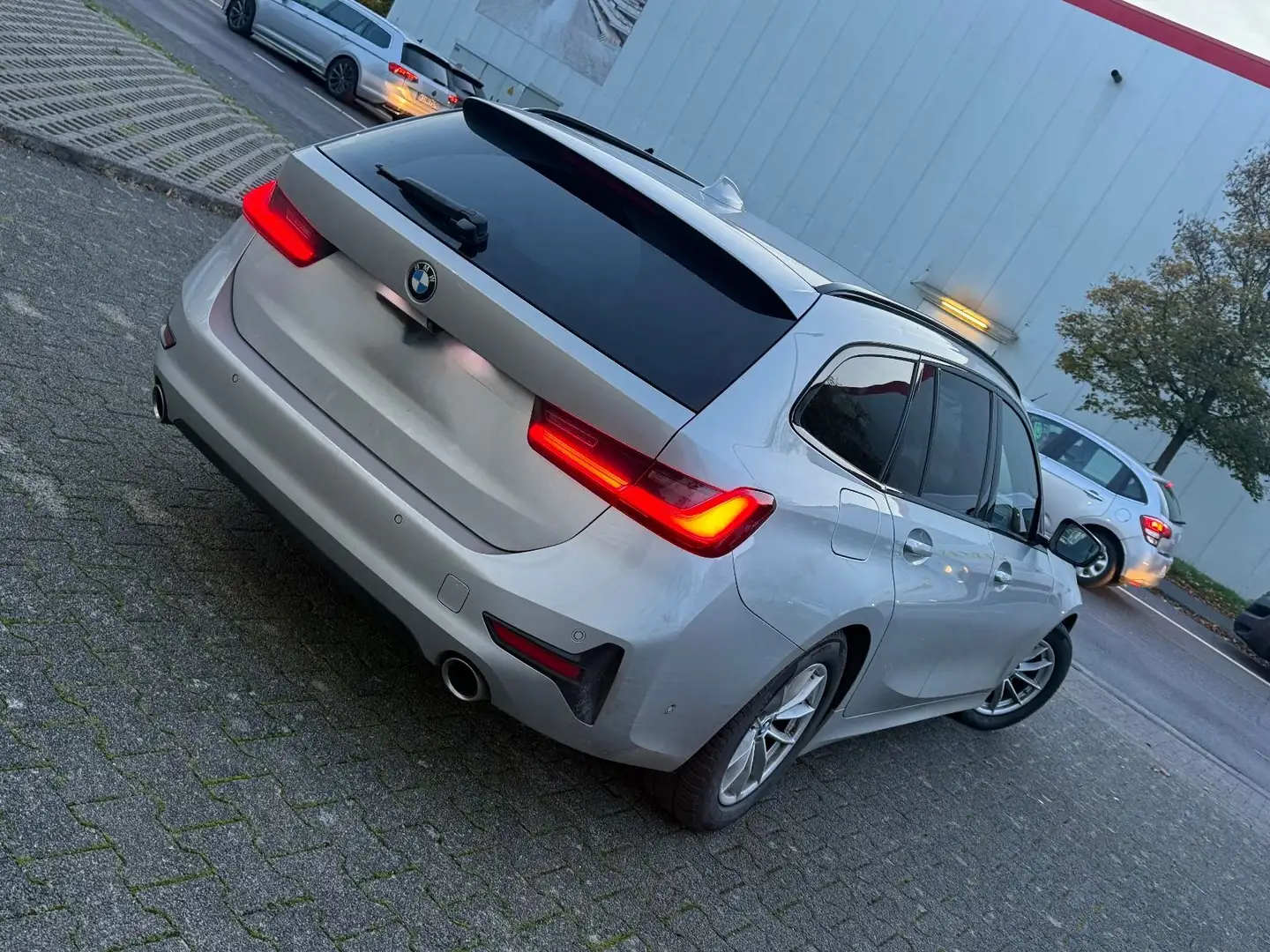 BMW 320 D Sport Line Touring-LASER-H&K-DAPROF-HUD-RFK Silber - 2