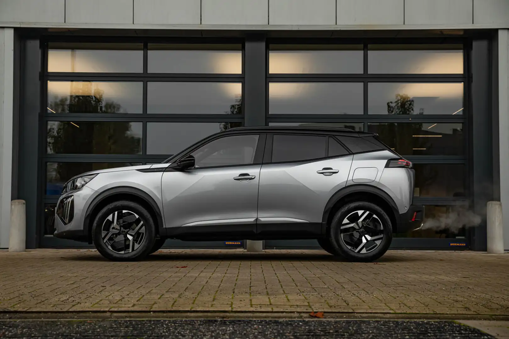 Peugeot 2008 GT | Elektrisch 136 PK | Navi | 360° Camera | R... Argent - 2