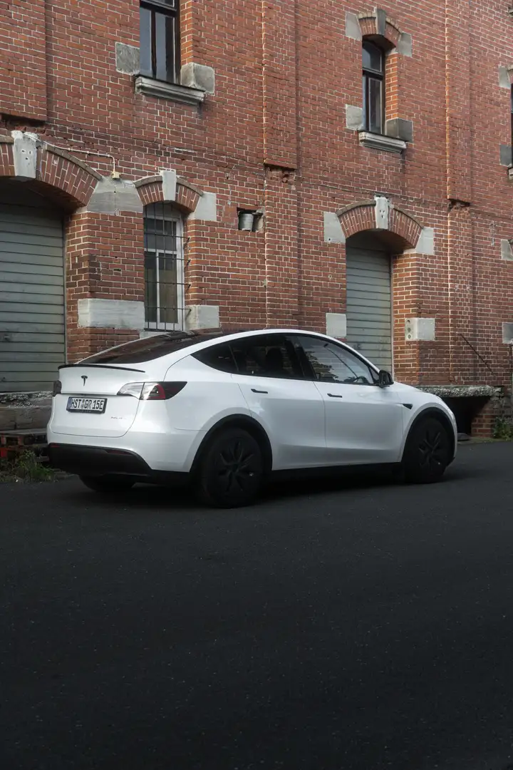 Tesla Model Y 1 Hand / Boost-Paket 4,4s / Long Range - 2