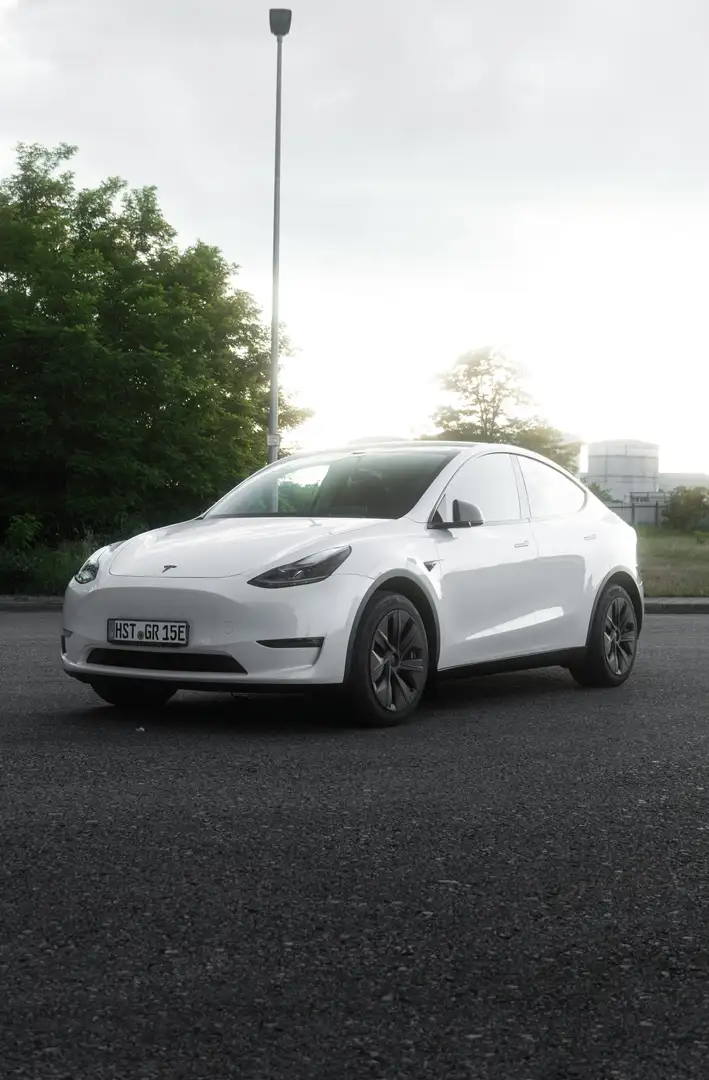 Tesla Model Y 1 Hand / Boost-Paket 4,4s / Long Range - 1