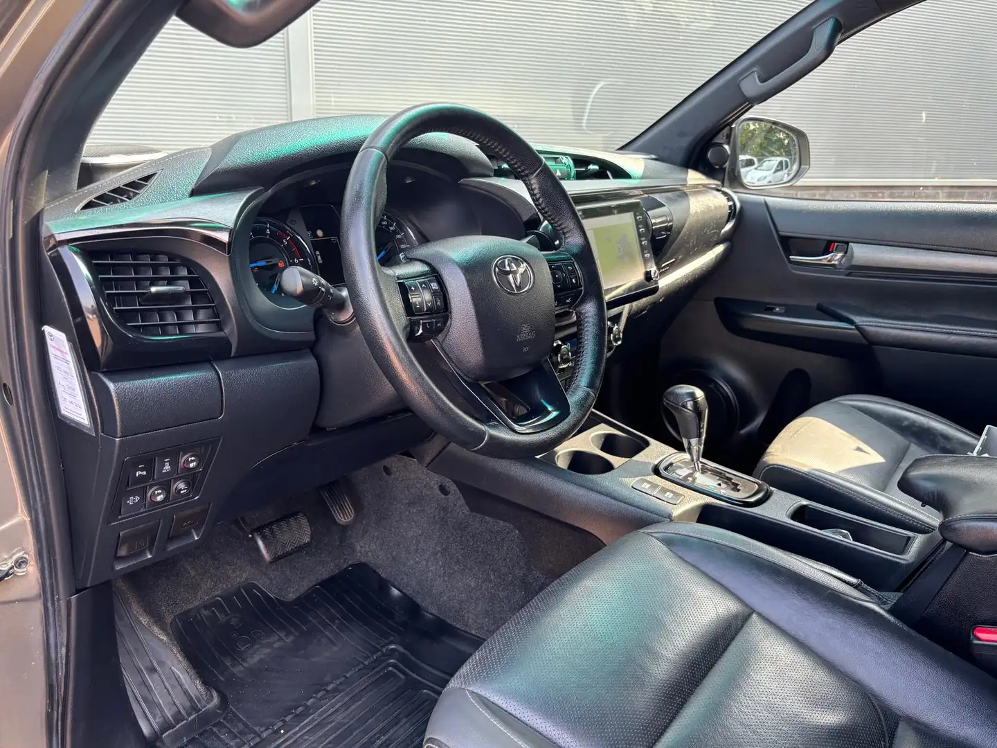 Toyota Hilux 2.8 D-4D Double Cab Invincible Navigatie Lederbekl Brun - 2