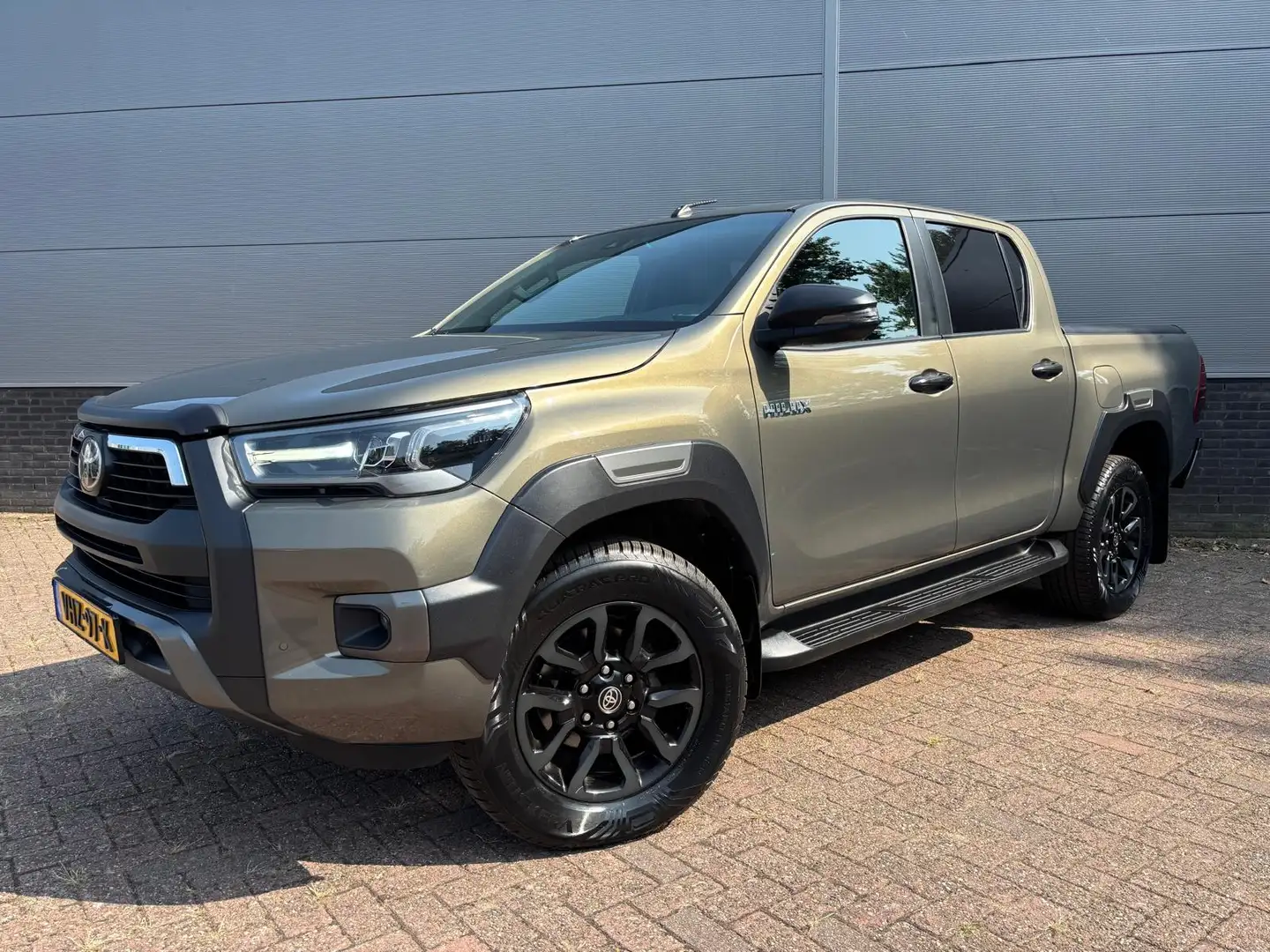 Toyota Hilux 2.8 D-4D Double Cab Invincible Navigatie Lederbekl Brun - 1