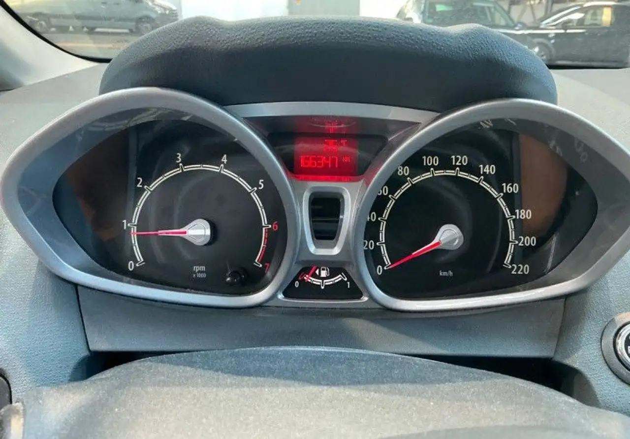 Ford Fiesta 3 portes — photo 7