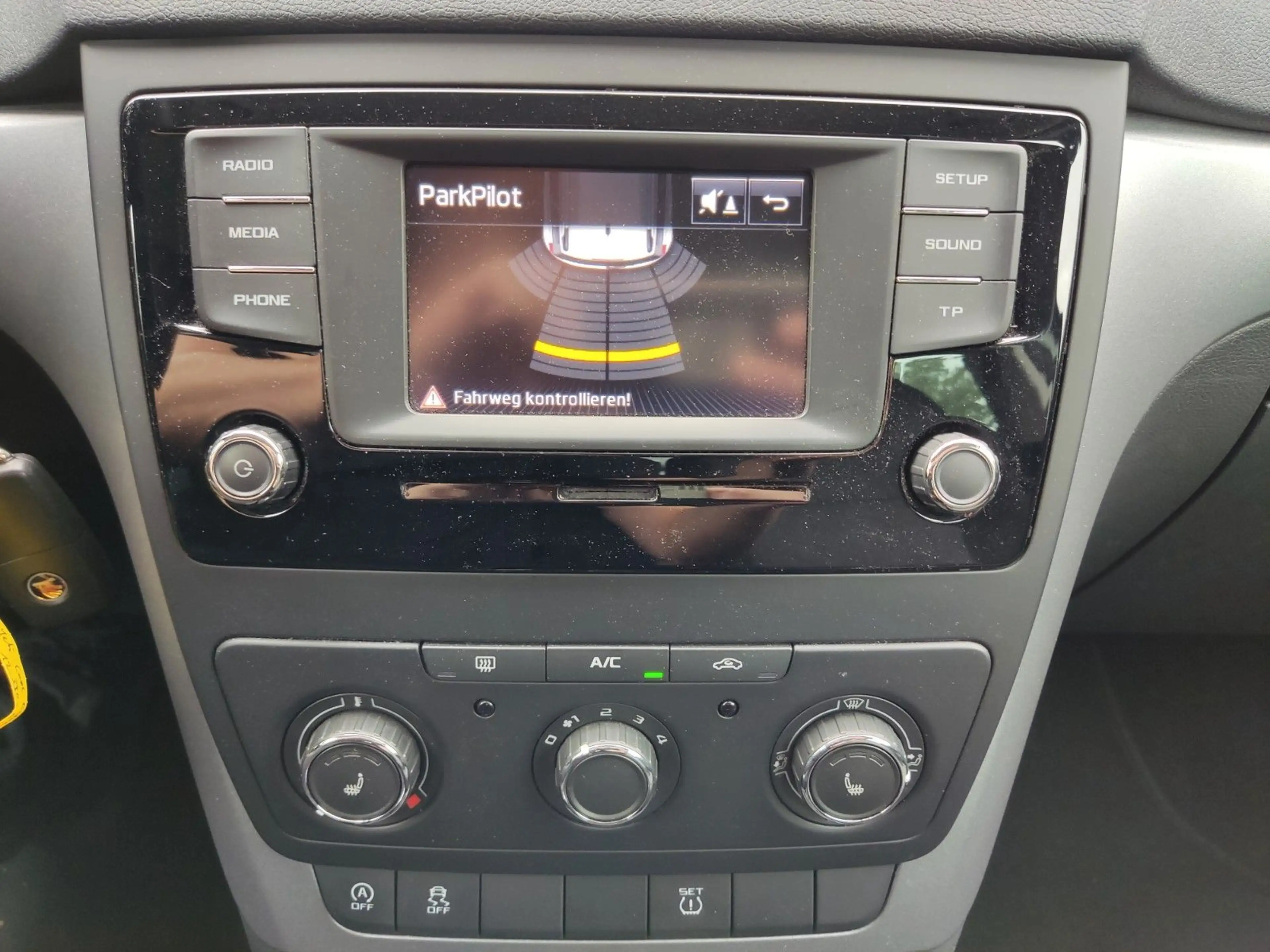 Skoda Yeti 1.2 TSI Cool Edition *AHK*1.HAND*SHZ* — photo 7