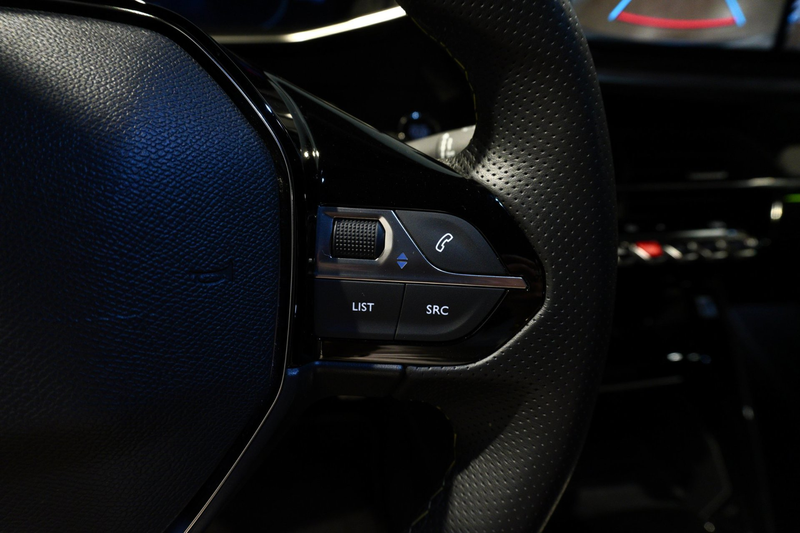 Peugeot e-2008 EV GT 54 kWh — photo 13