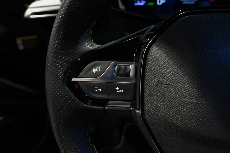 Peugeot e-2008 EV GT 54 kWh — photo 12