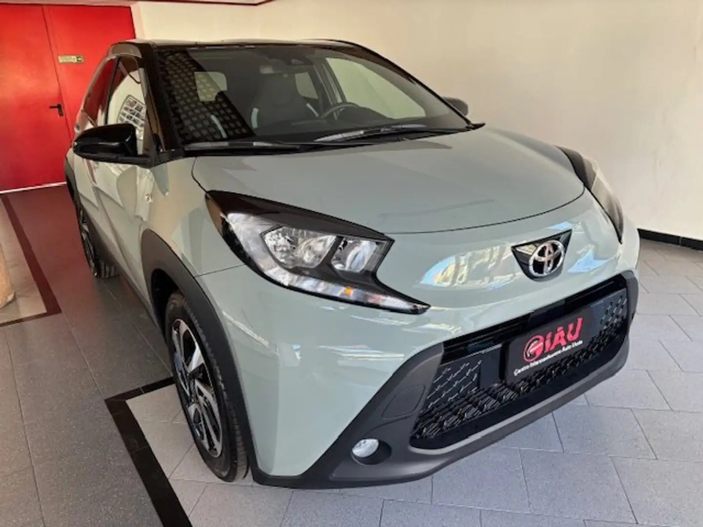 Toyota Aygo X 1.0 72cv TREND Plateado - 2