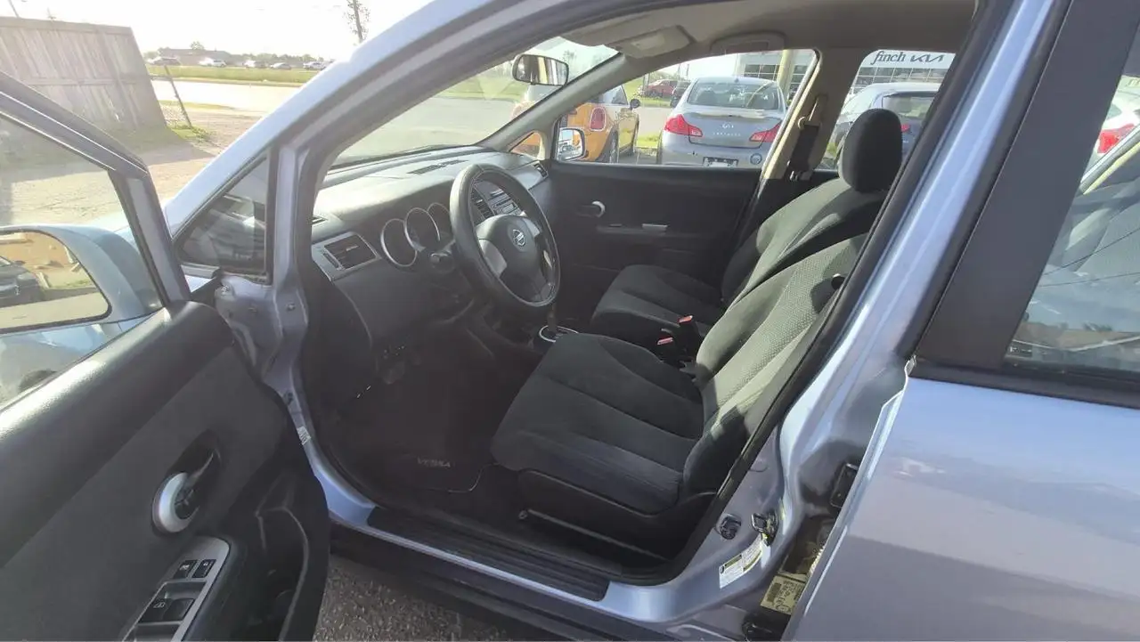 Nissan Versa fotografie Nissan Versa