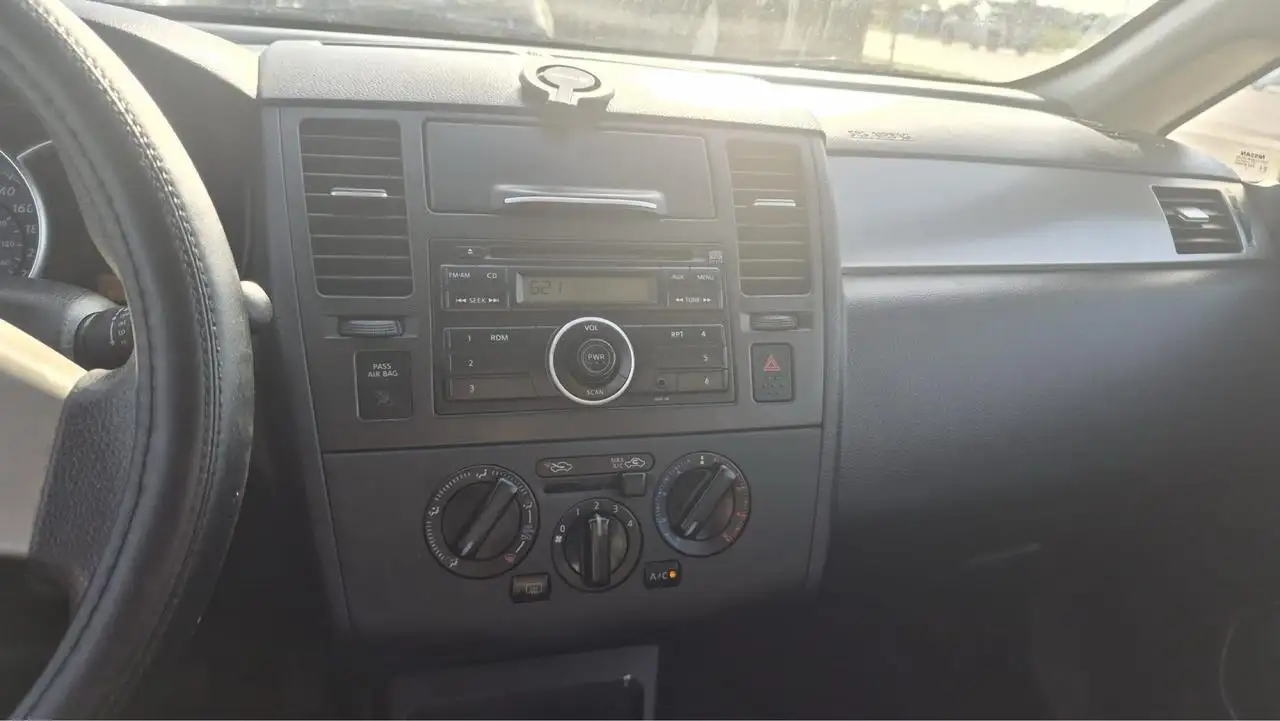 Nissan Versa fotografie Nissan Versa