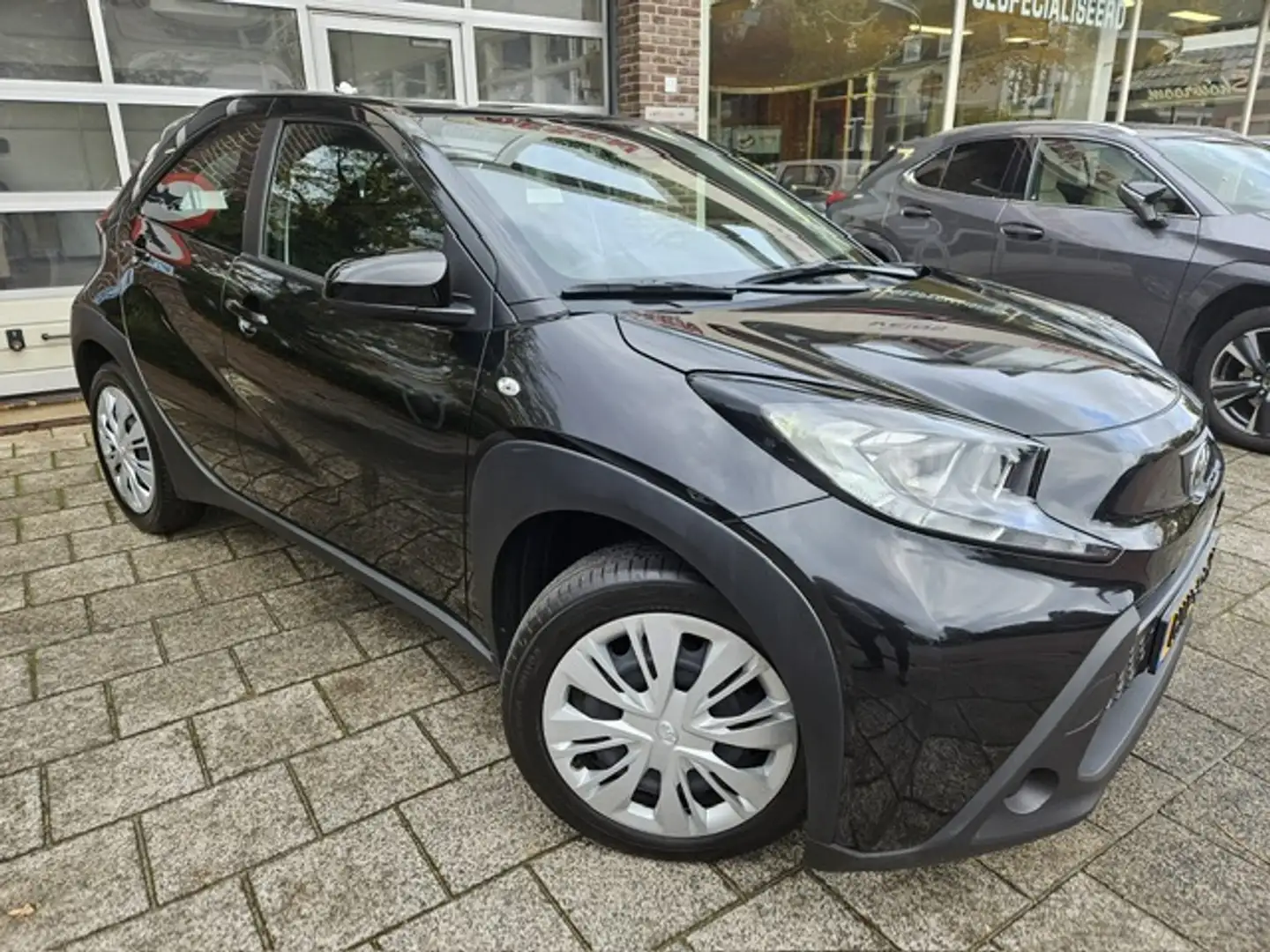 Toyota Aygo X 1.0 VVT-i S-CVT Play Automaat Zwart - 2