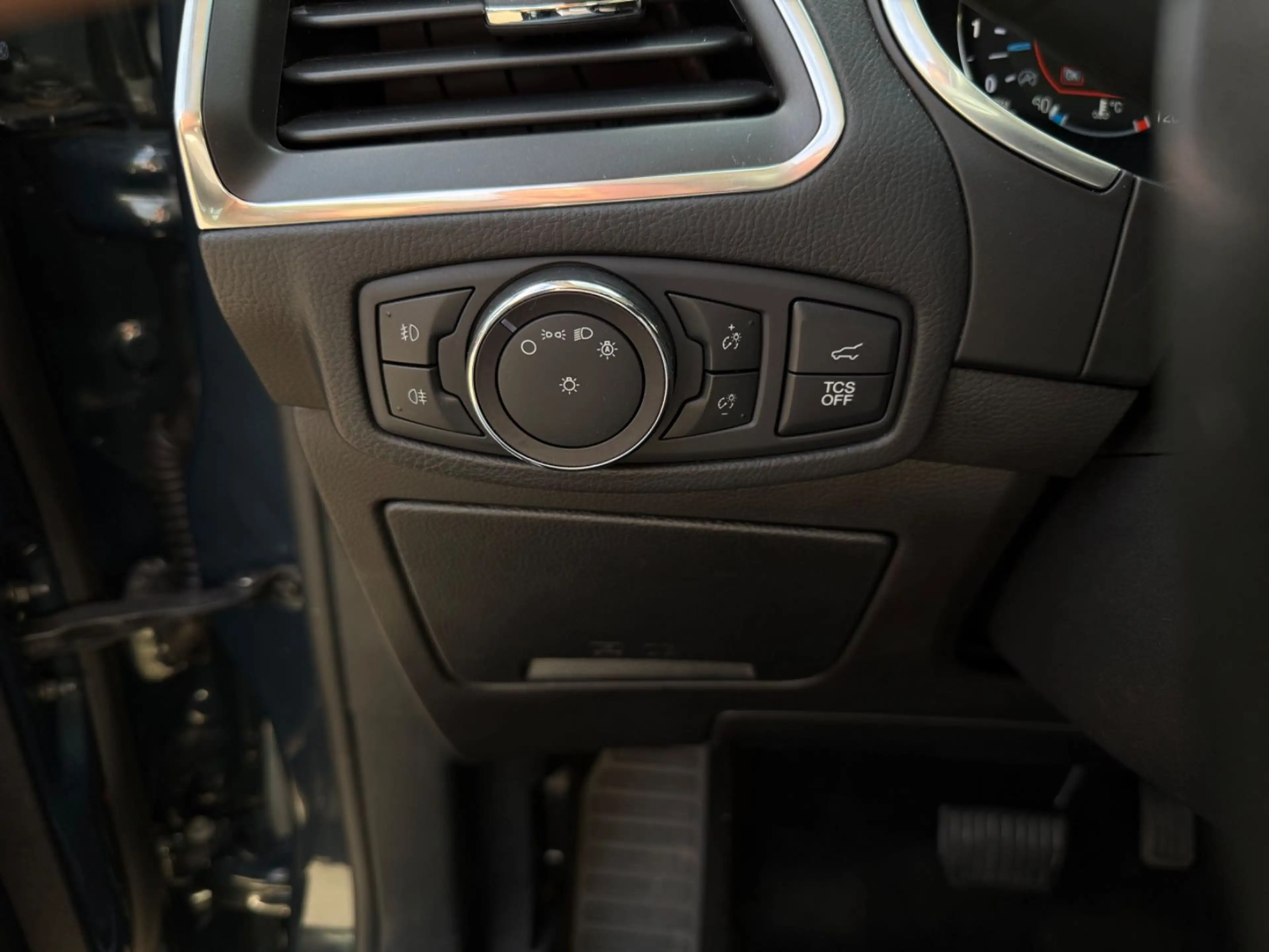Ford Edge Titanium 4x4 — photo 15