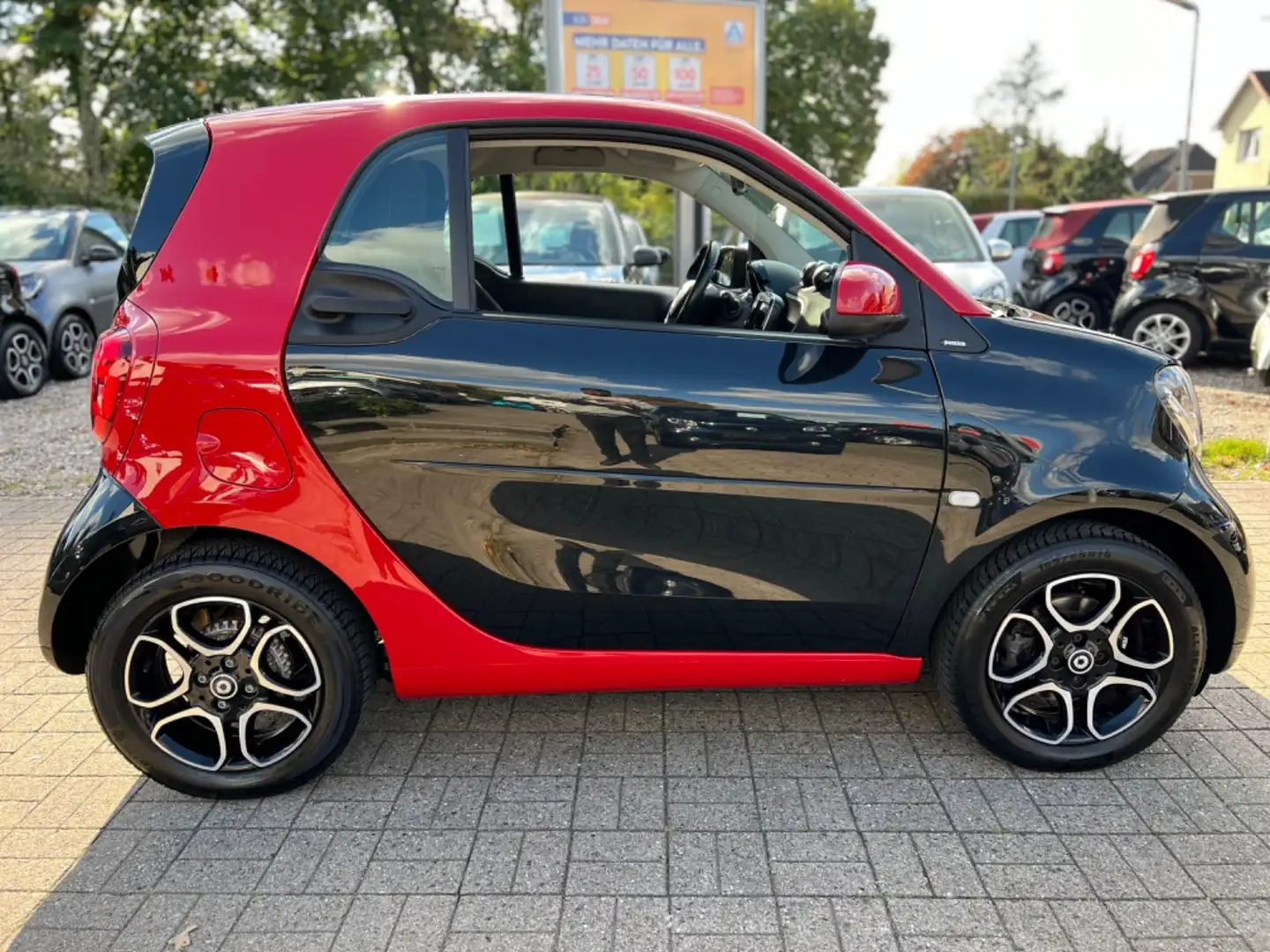 smart forTwo *PANORAMA*PASSION*NAVI*KLIMA* Schwarz - 2