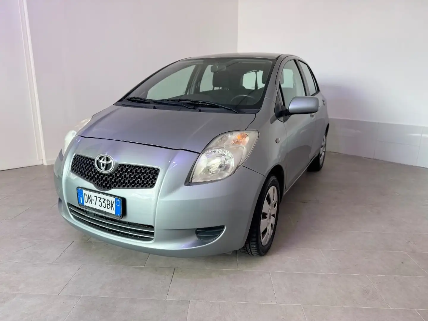 Toyota Yaris 1.0 5 porte Sol Grigio - 2