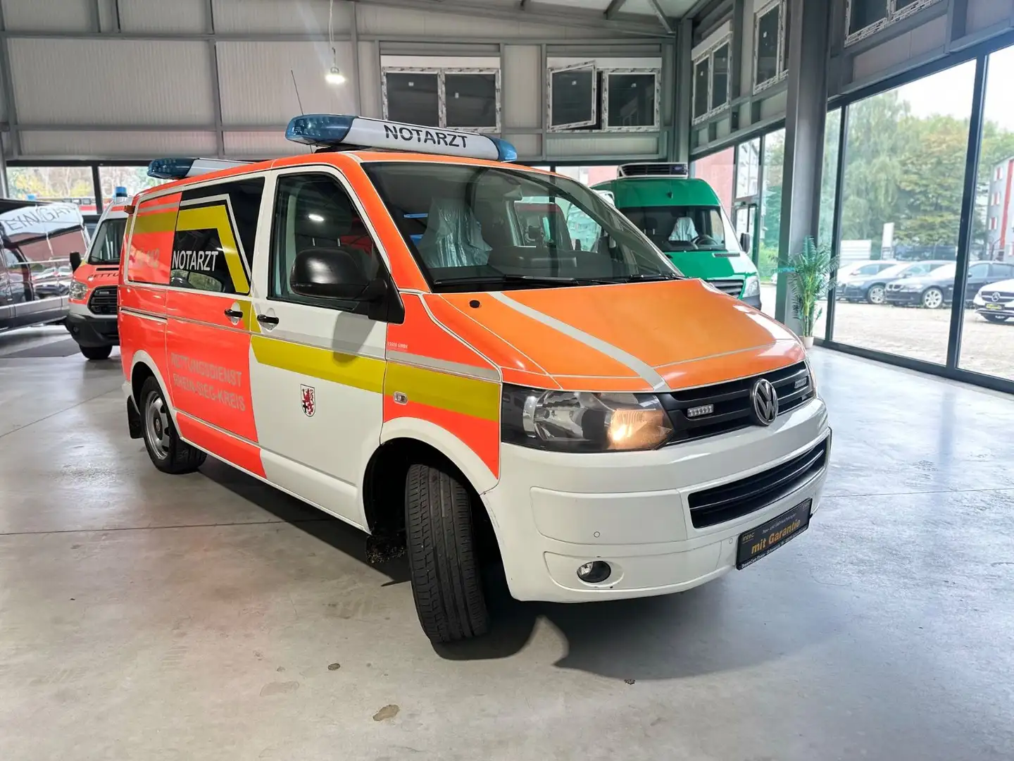 Volkswagen T5 Transporter 4Motion*NOTARZT*NEF*ALLRAD*AUTOMA Blanc - 2