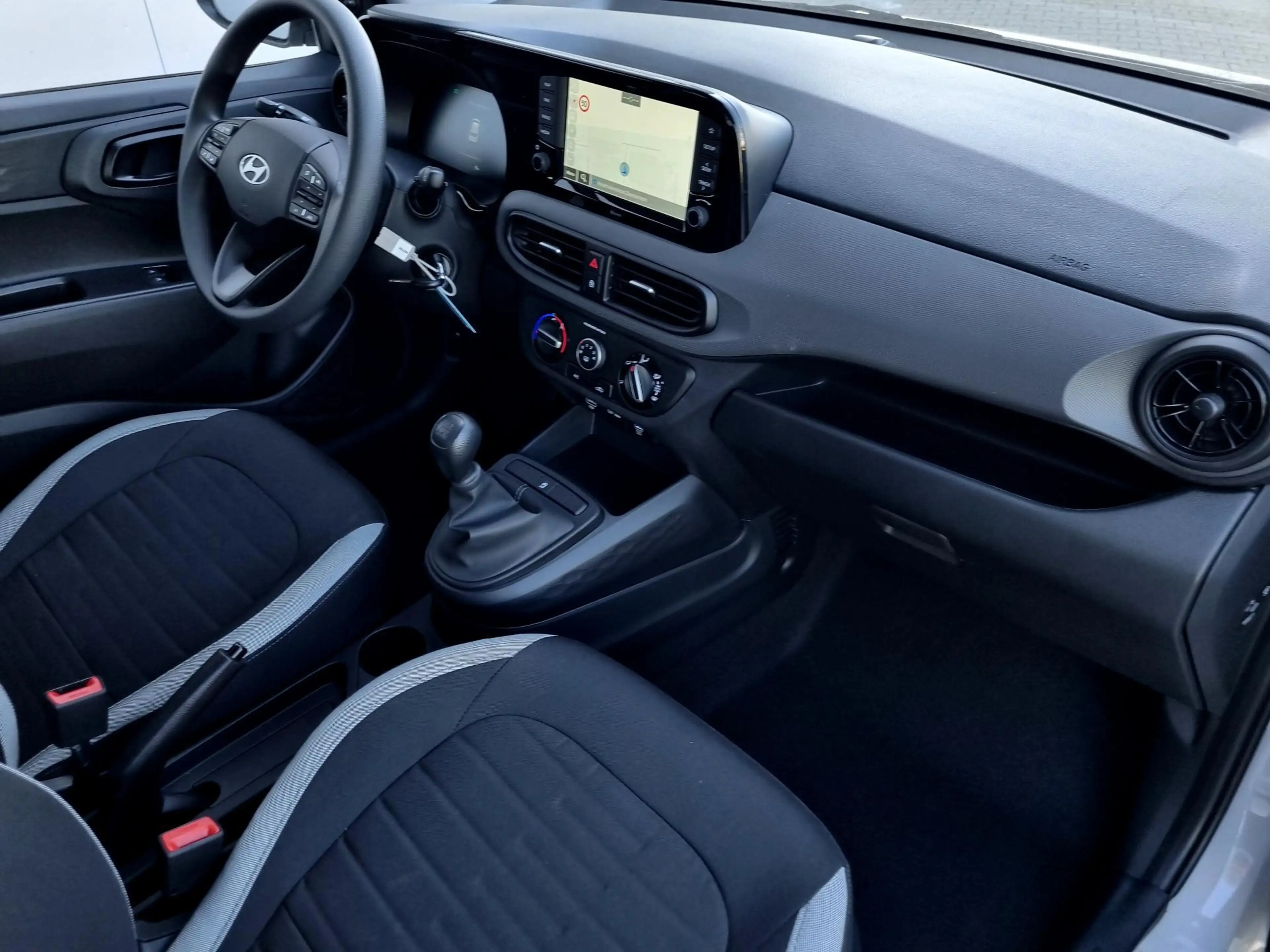 Hyundai i10 1.0 Comfort / Navigatie / Achteruitrijcamera / Par — photo 30