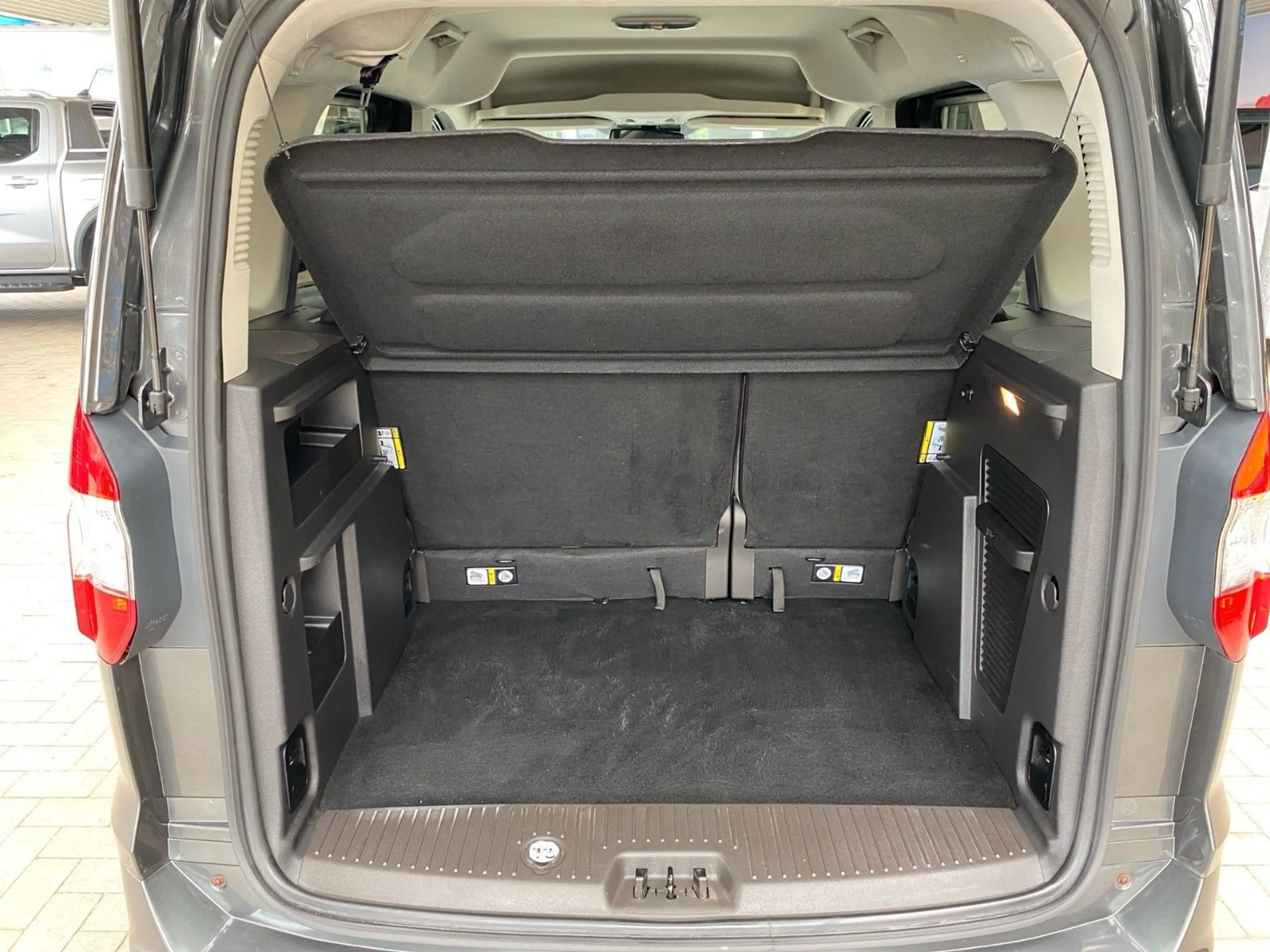 Ford Tourneo Courier Titanium, Kamera, GJR — photo 13