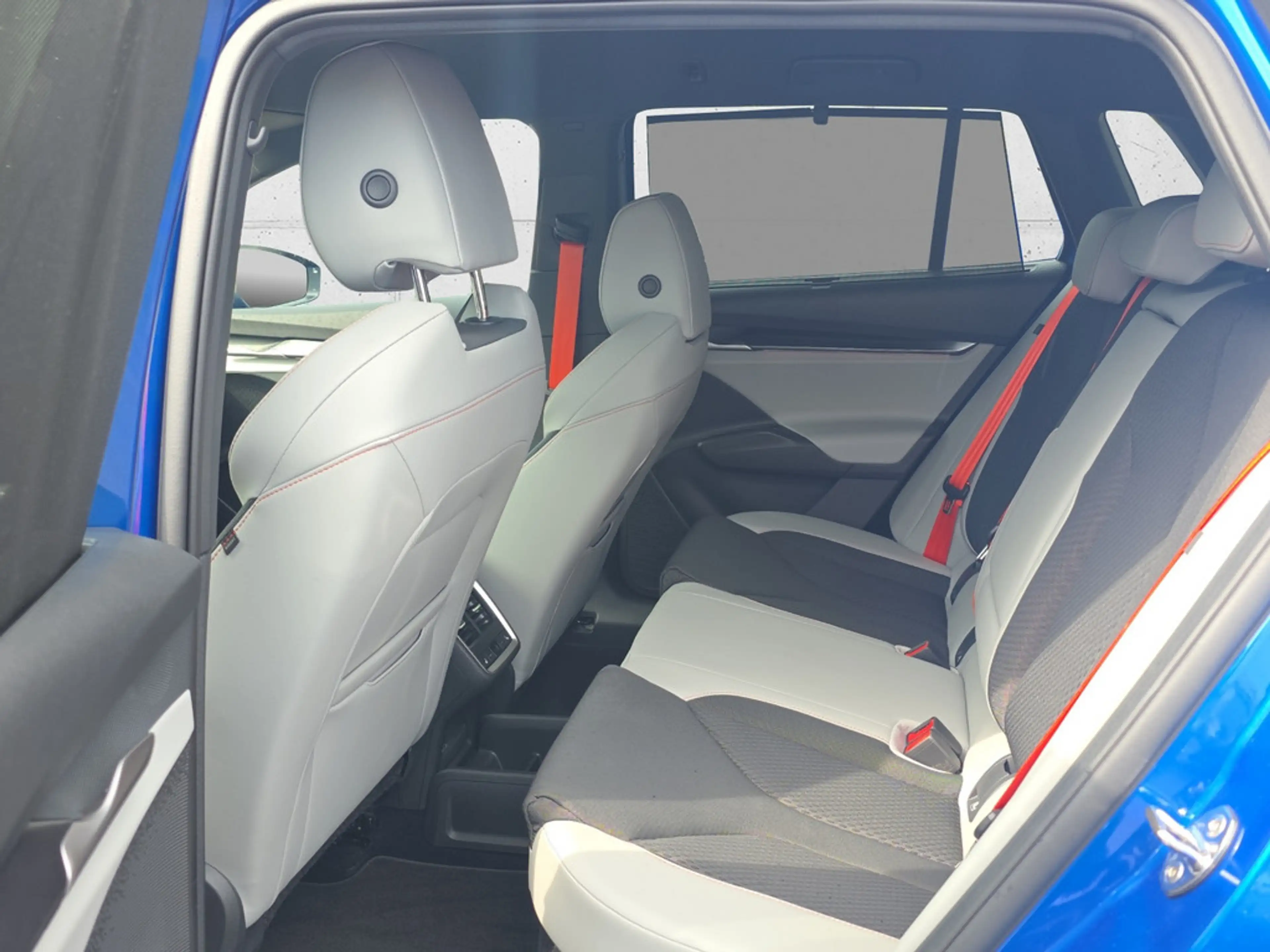 Skoda Elroq 85 Lodge SHZ ACC HUD LED NAVI AHK 360° — photo 11