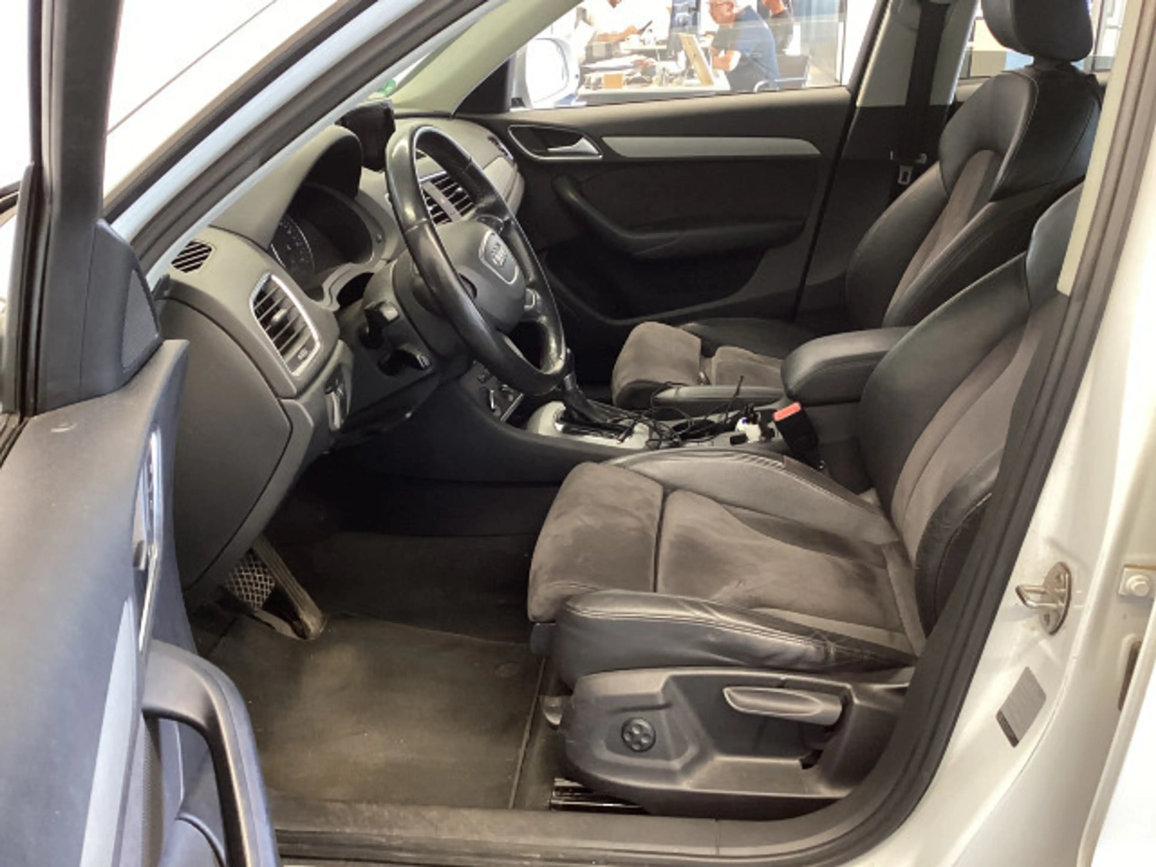 Audi Q3 2.0 TFSI quattro AUTOMATIK*BI-XENON*KAMERA*NAVI*BLUETOOTH*ALCANTARA*SPORTSITZE*MEGA SCHÖN*TOP AUSSTATTUNG** — photo 4
