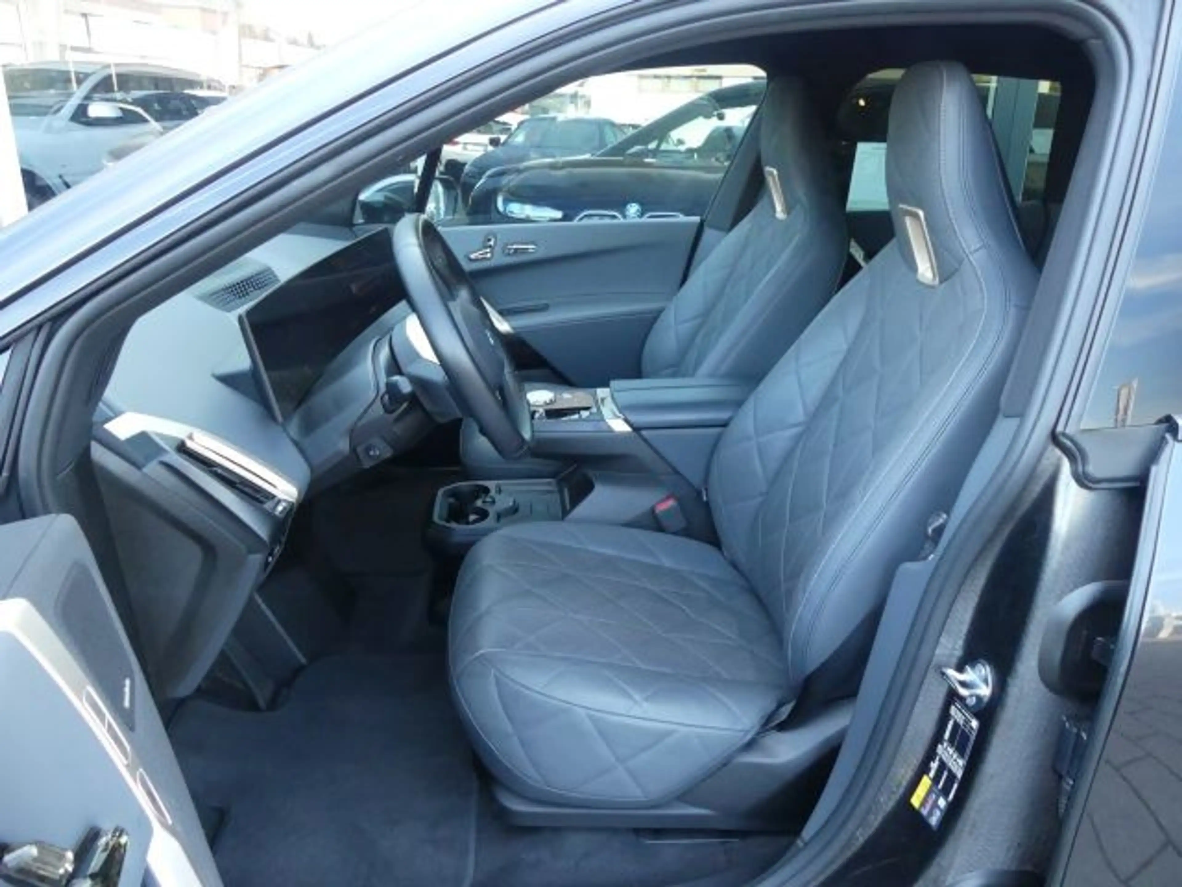 BMW iX xDrive50 Sportpak.AHK°LASER°PANO°22-Sitzbel. — photo 7