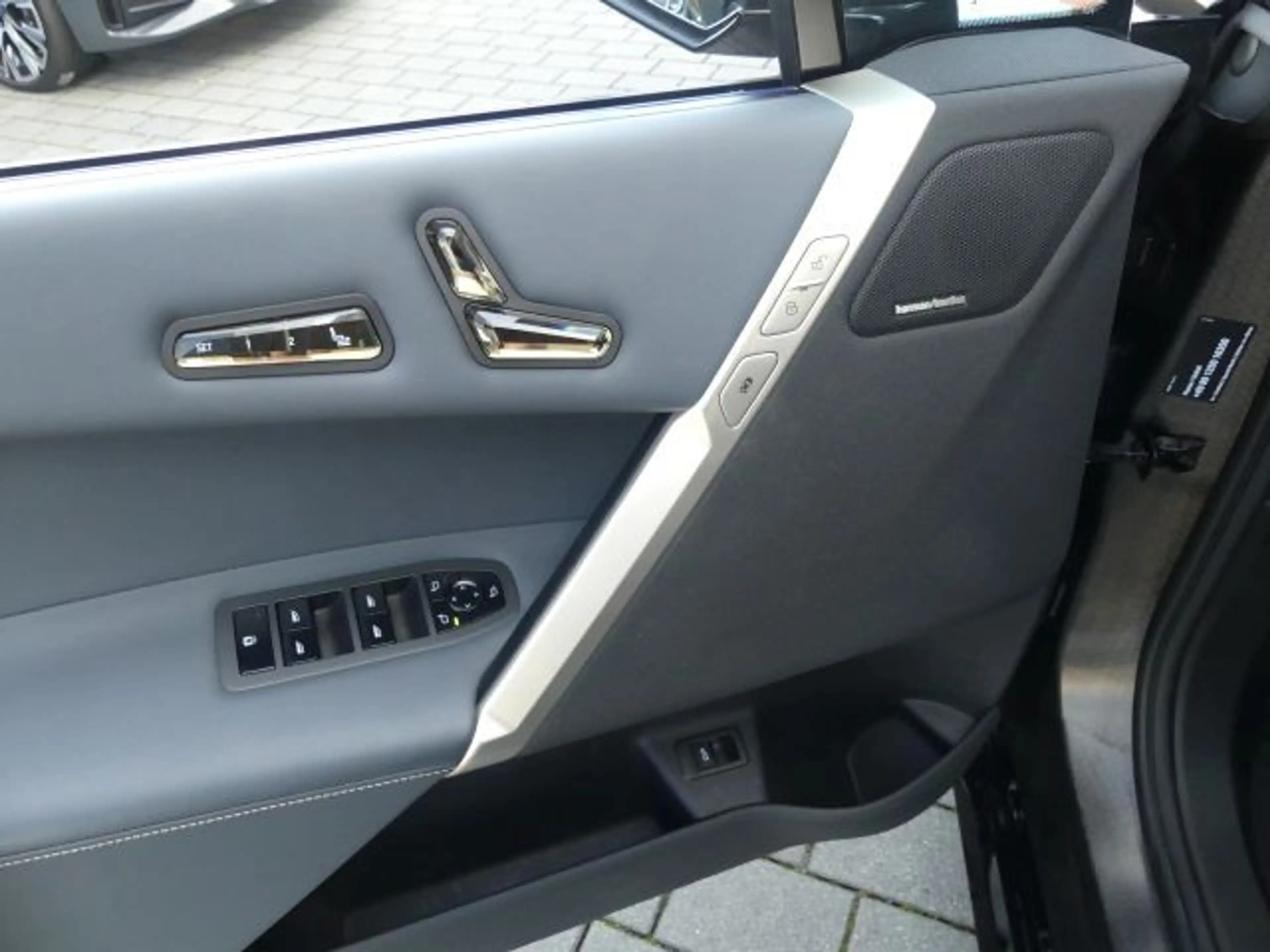 BMW iX xDrive50 Sportpak.AHK°LASER°PANO°22-Sitzbel. — photo 9