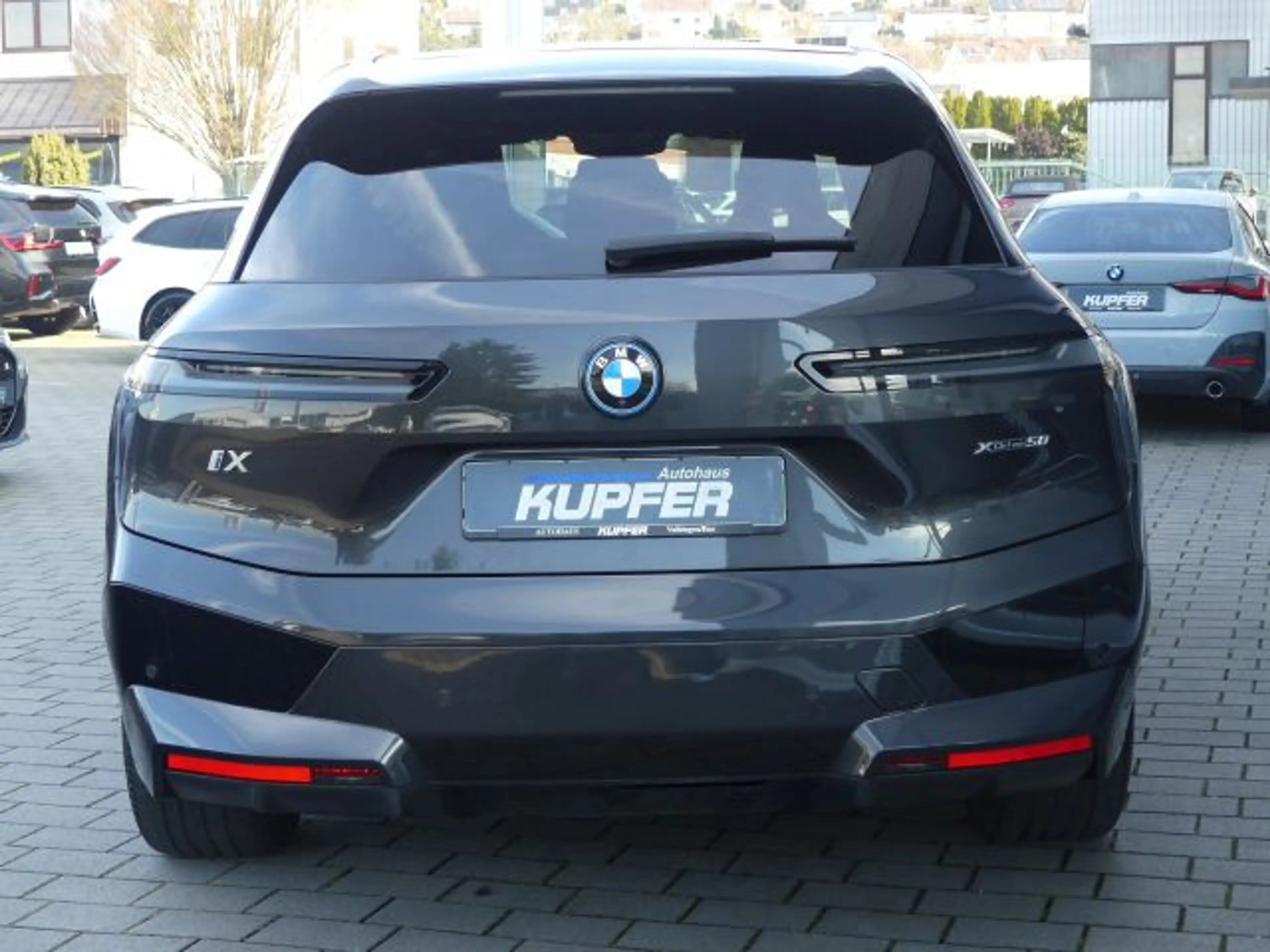 BMW iX xDrive50 Sportpak.AHK°LASER°PANO°22-Sitzbel. — photo 4