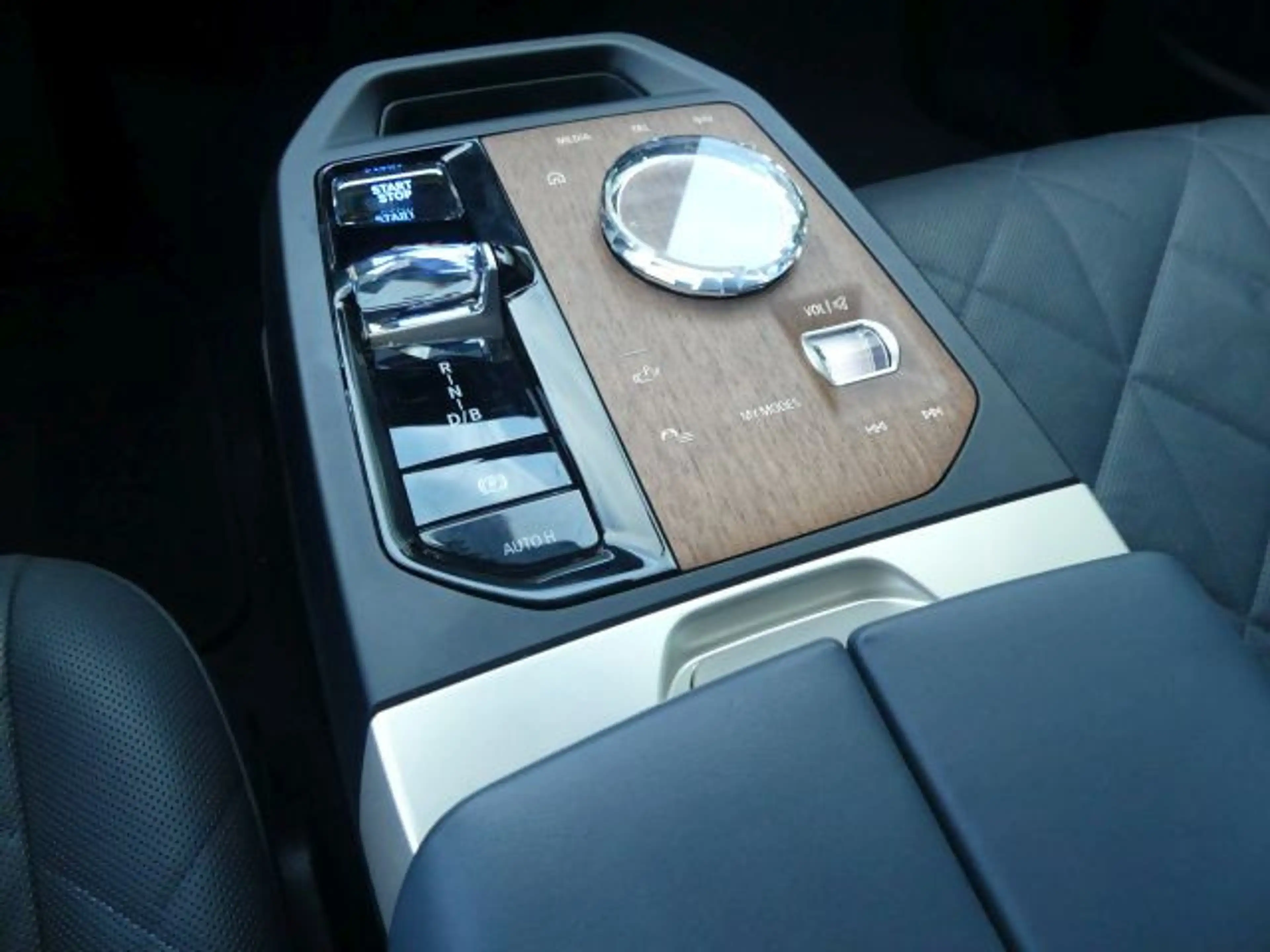 BMW iX xDrive50 Sportpak.AHK°LASER°PANO°22-Sitzbel. — photo 11