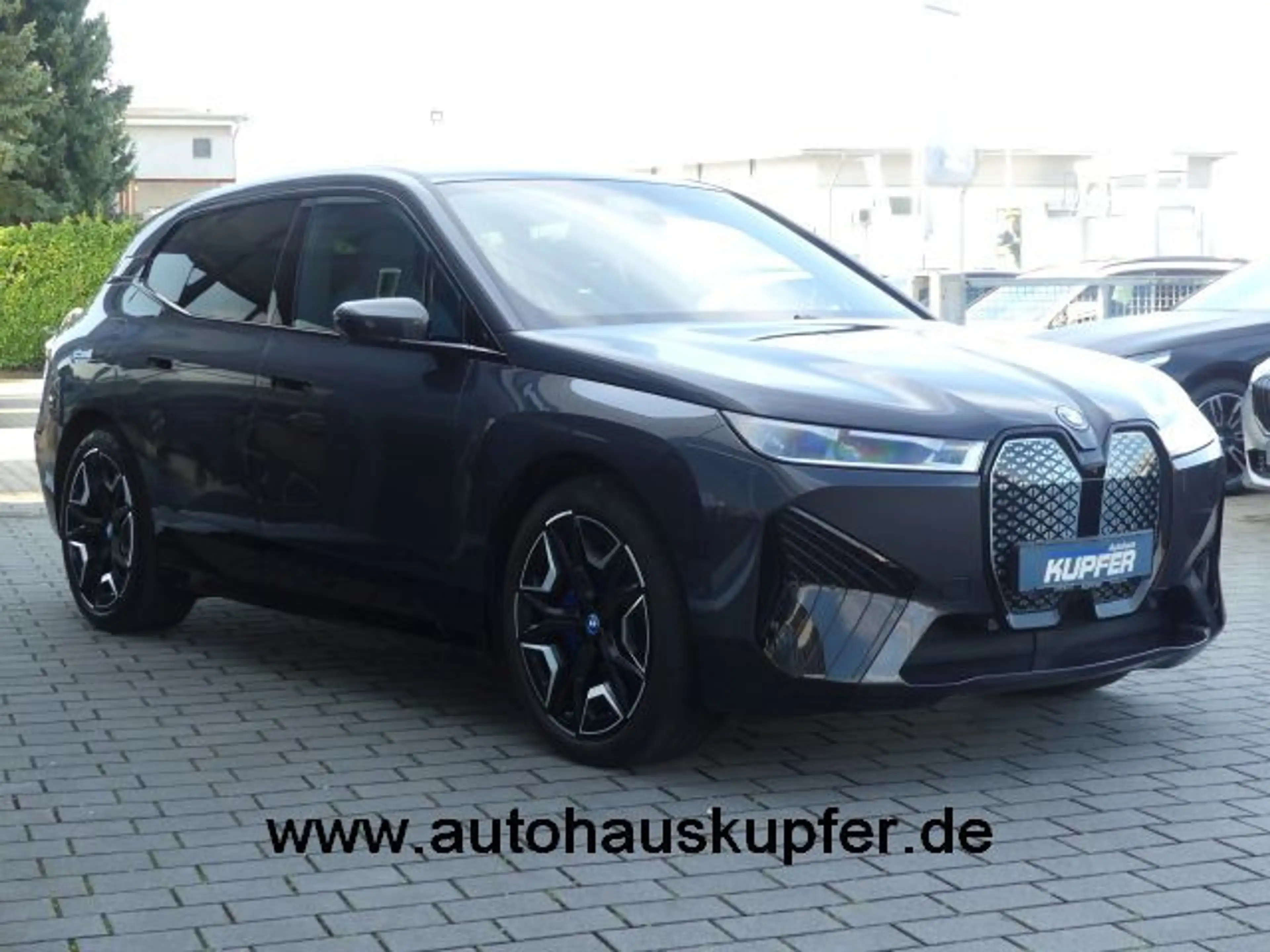 BMW iX xDrive50 Sportpak.AHK°LASER°PANO°22-Sitzbel. — photo 2