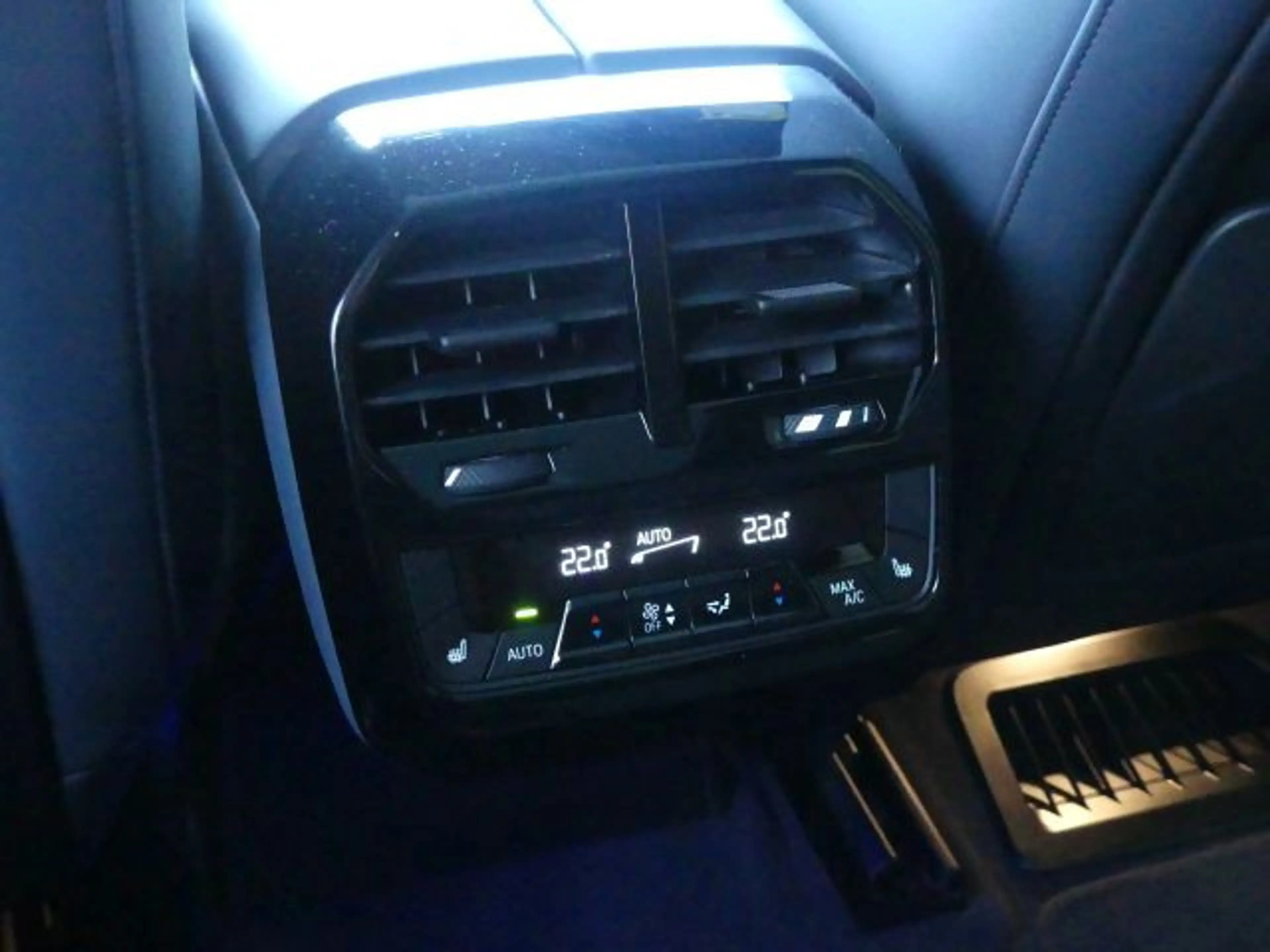 BMW iX xDrive50 Sportpak.AHK°LASER°PANO°22-Sitzbel. — photo 12