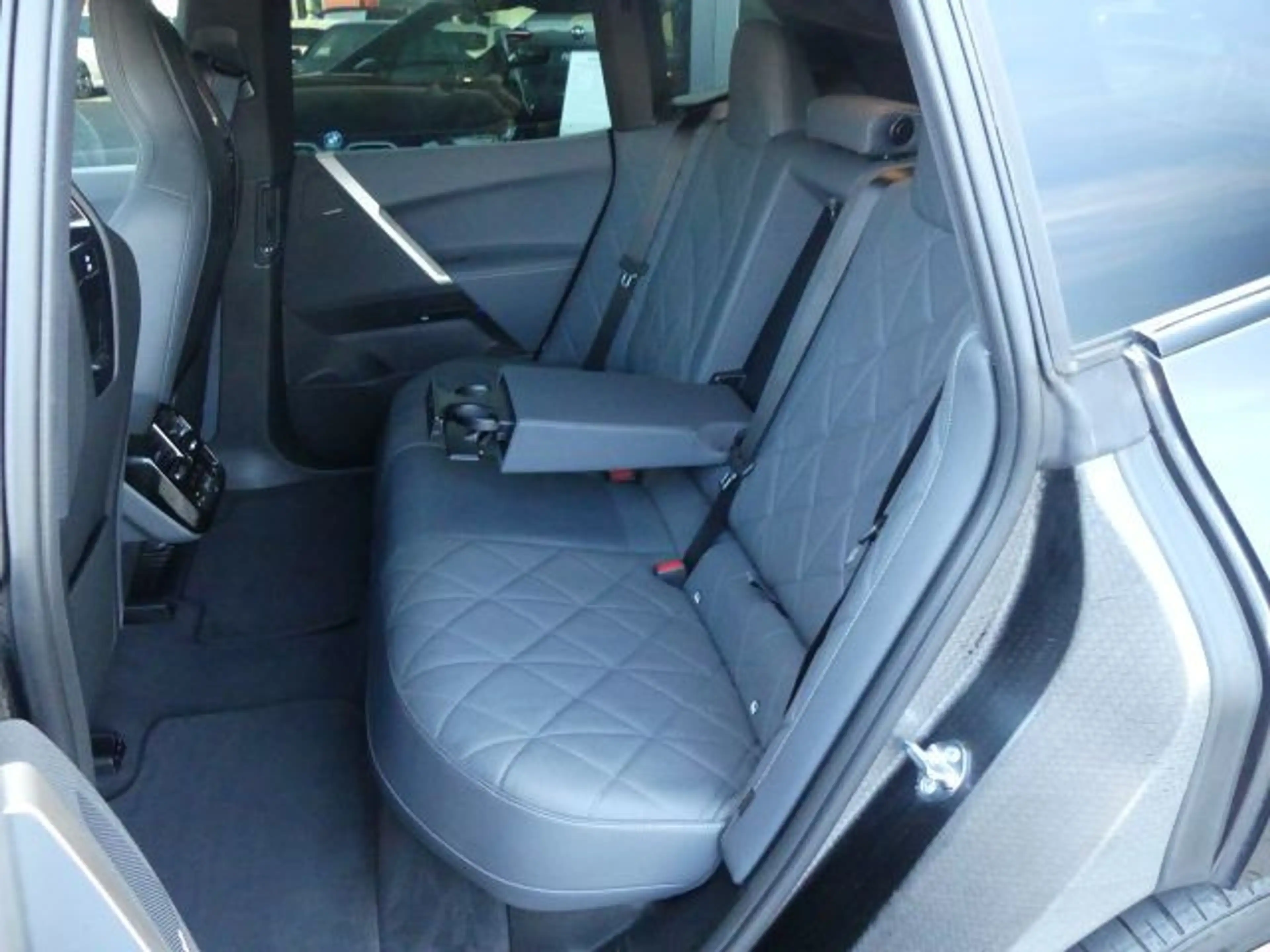 BMW iX xDrive50 Sportpak.AHK°LASER°PANO°22-Sitzbel. — photo 8