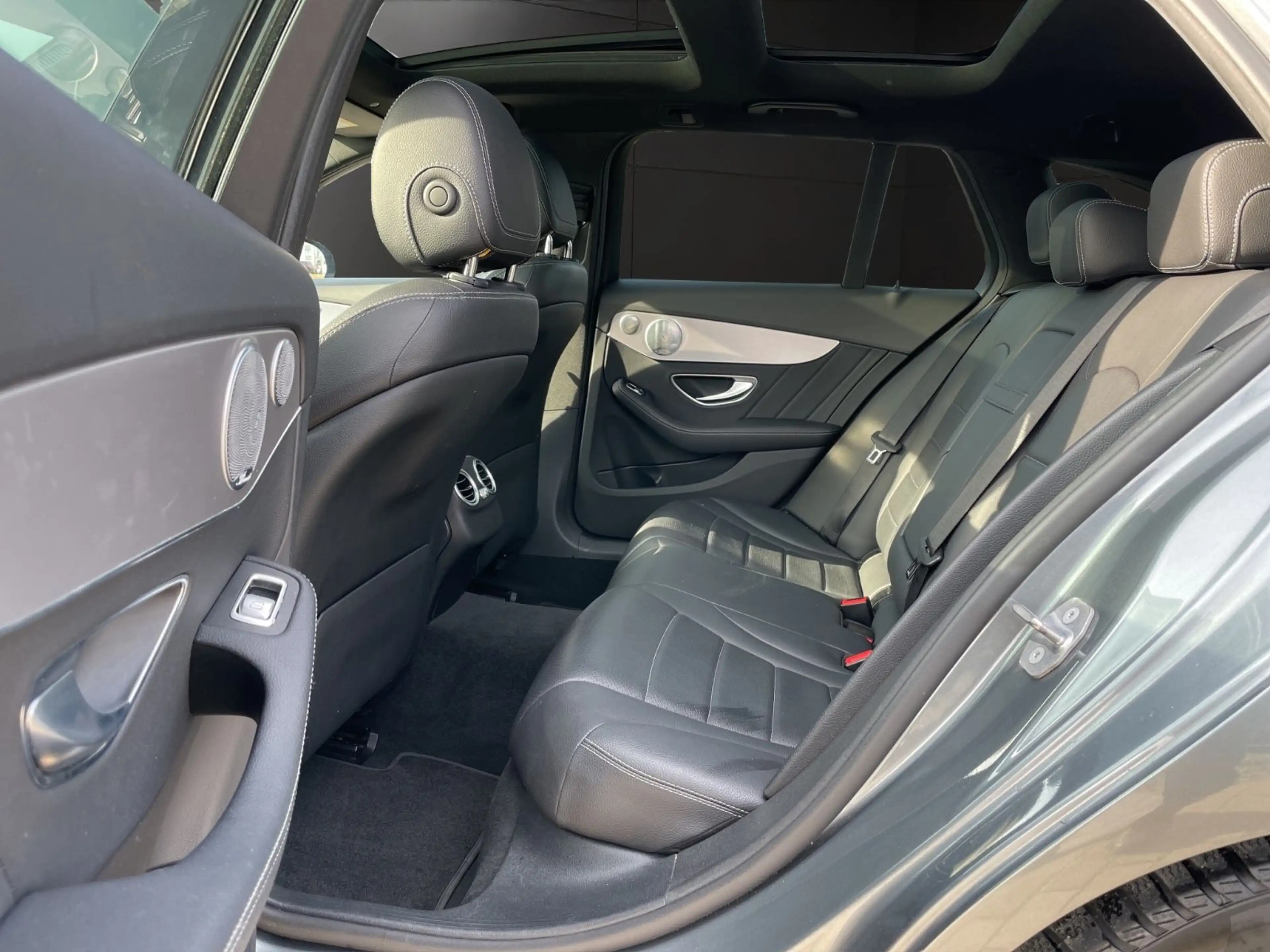 Mercedes-Benz C 300 d 4Matic AMG Pano Burmester Widescreen LED — photo 12