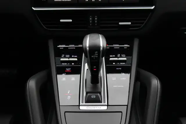 Porsche Cayenne view 29