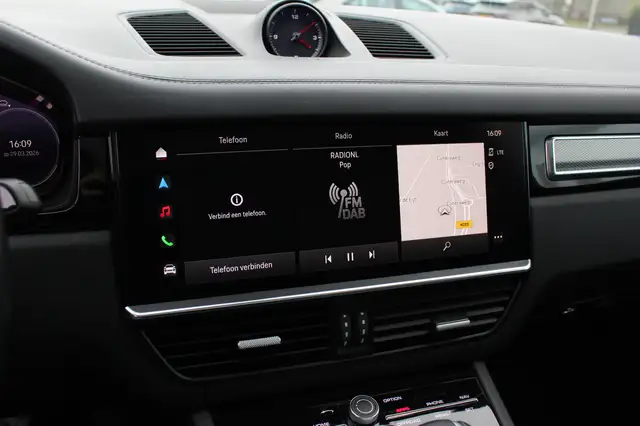Porsche Cayenne view 21