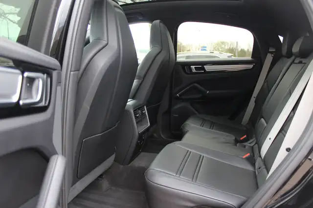 Porsche Cayenne view 12