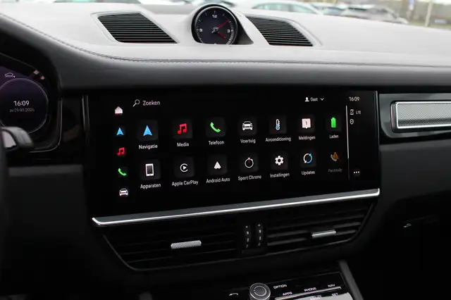 Porsche Cayenne view 23