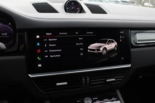 Porsche Cayenne view 24