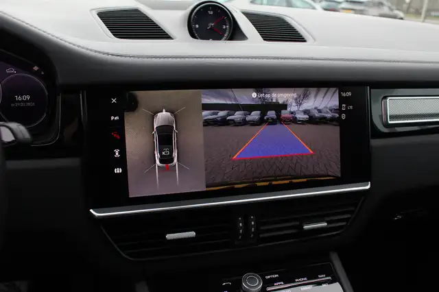 Porsche Cayenne view 22
