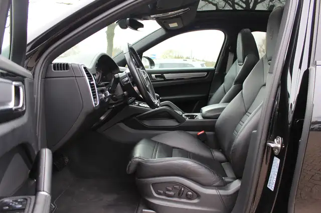 Porsche Cayenne view 11