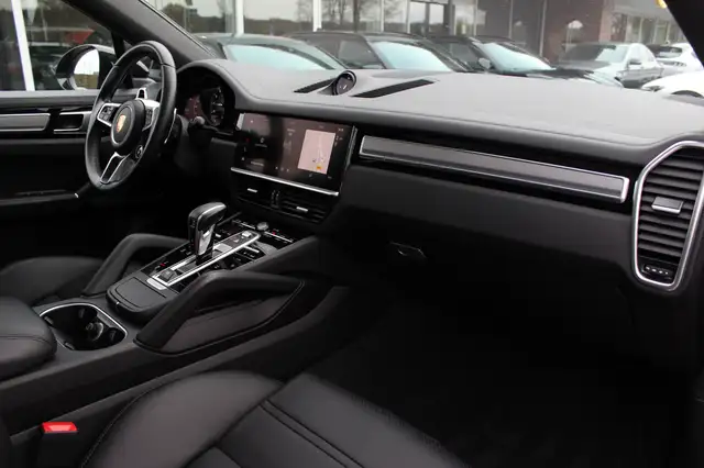 Porsche Cayenne view 14