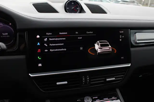 Porsche Cayenne view 25