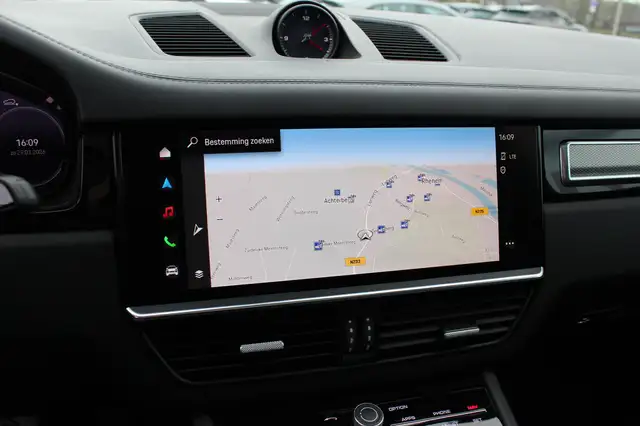 Porsche Cayenne view 27