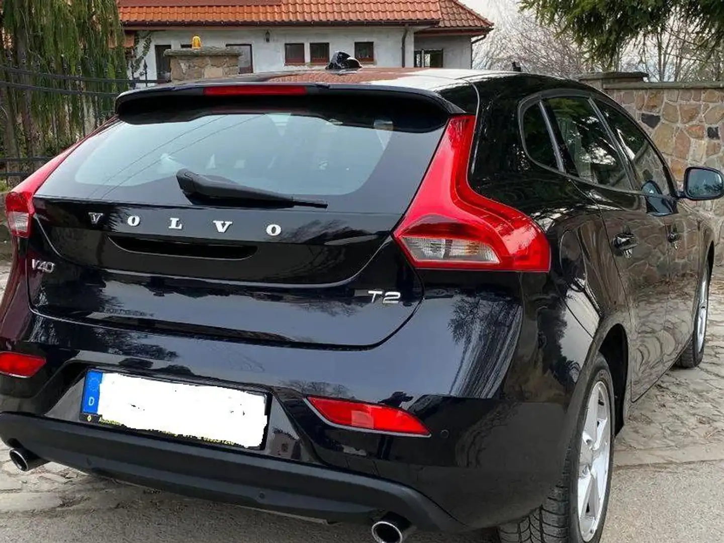 Volvo V40 T2 Momentum Schwarz - 2