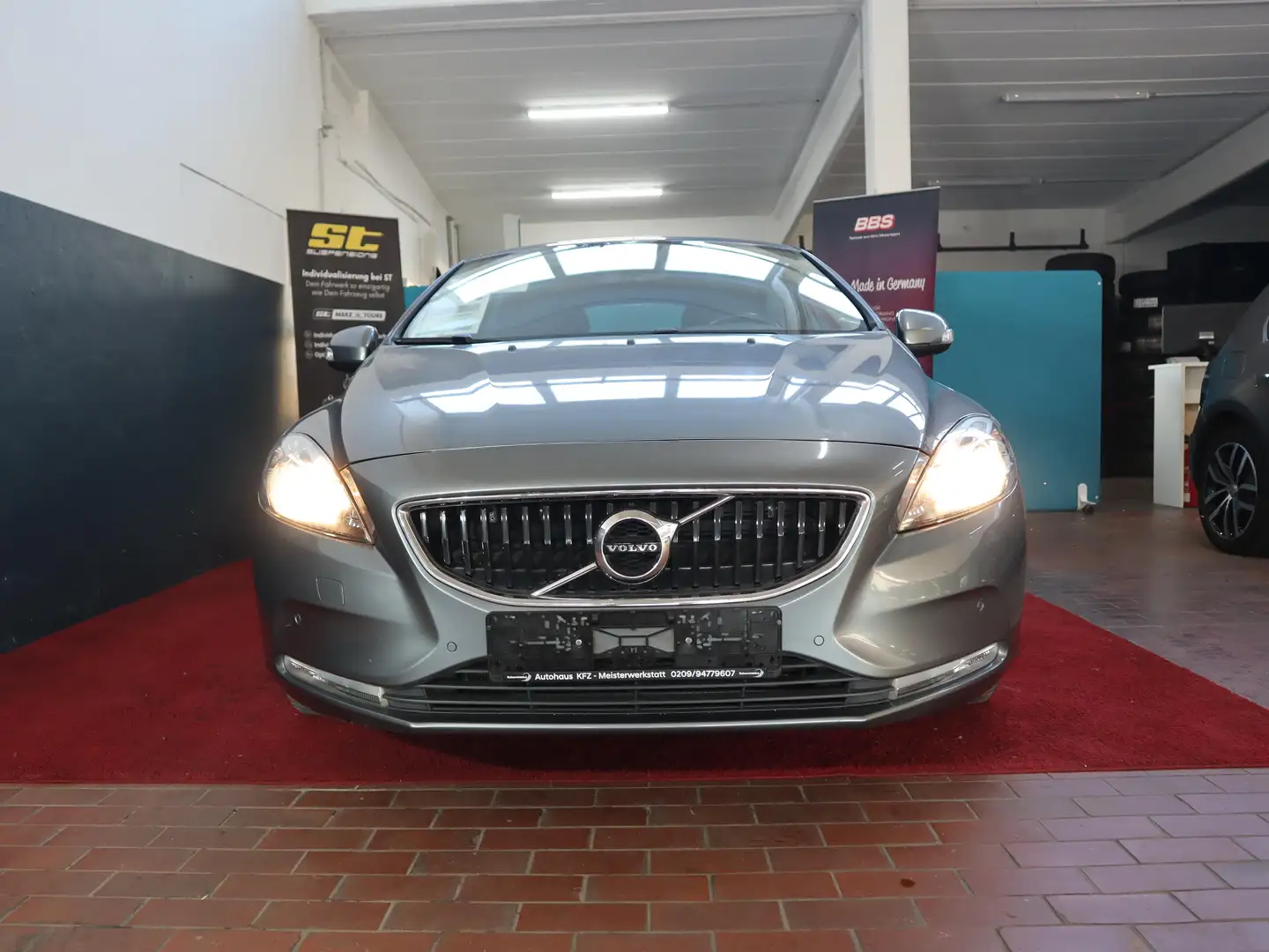 Volvo V40 Basis Grau - 1