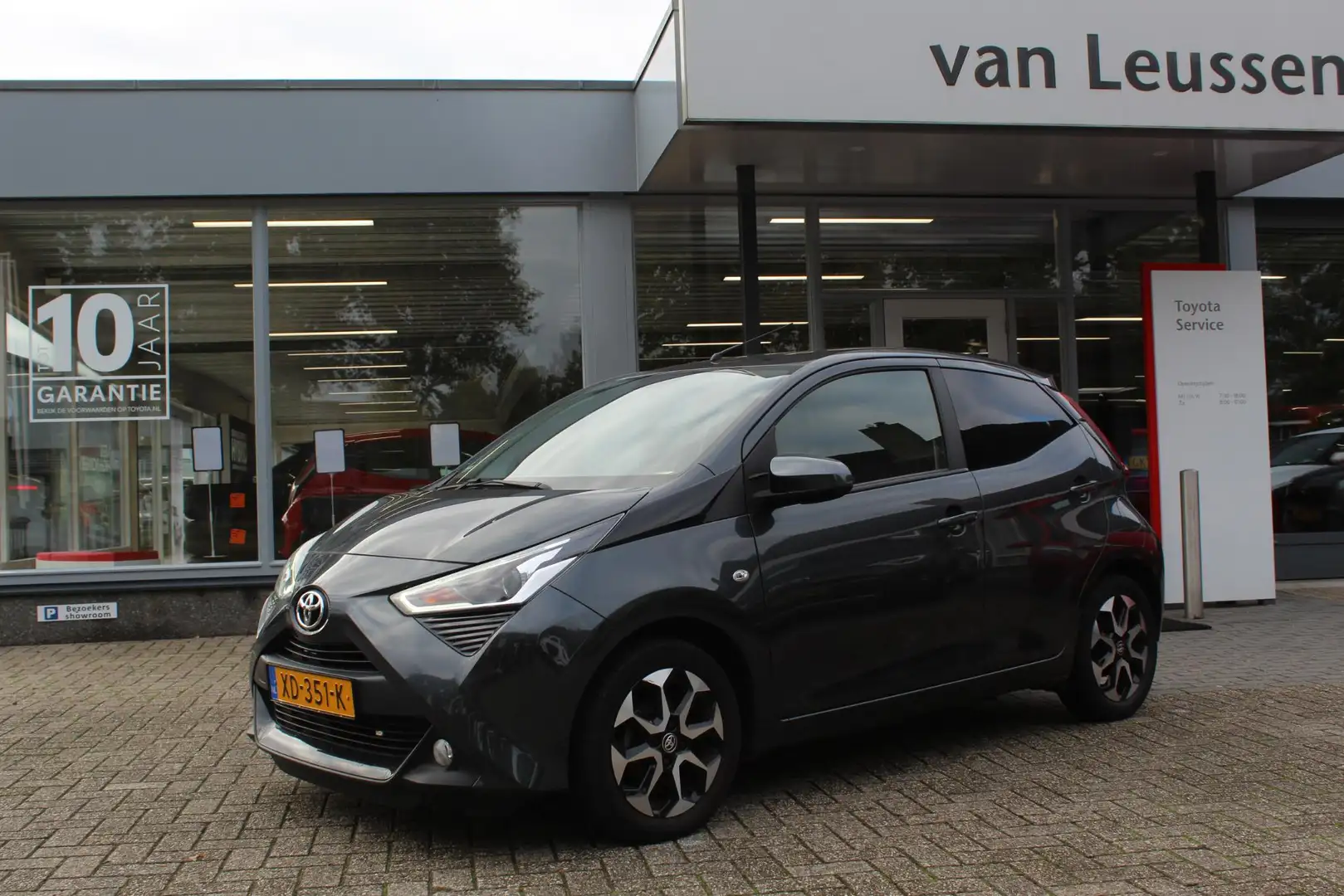 Toyota Aygo X X-JOY 5-DEURS CLIMA APPLE/ANDROID CAMERA DAB TREKH Grijs - 1