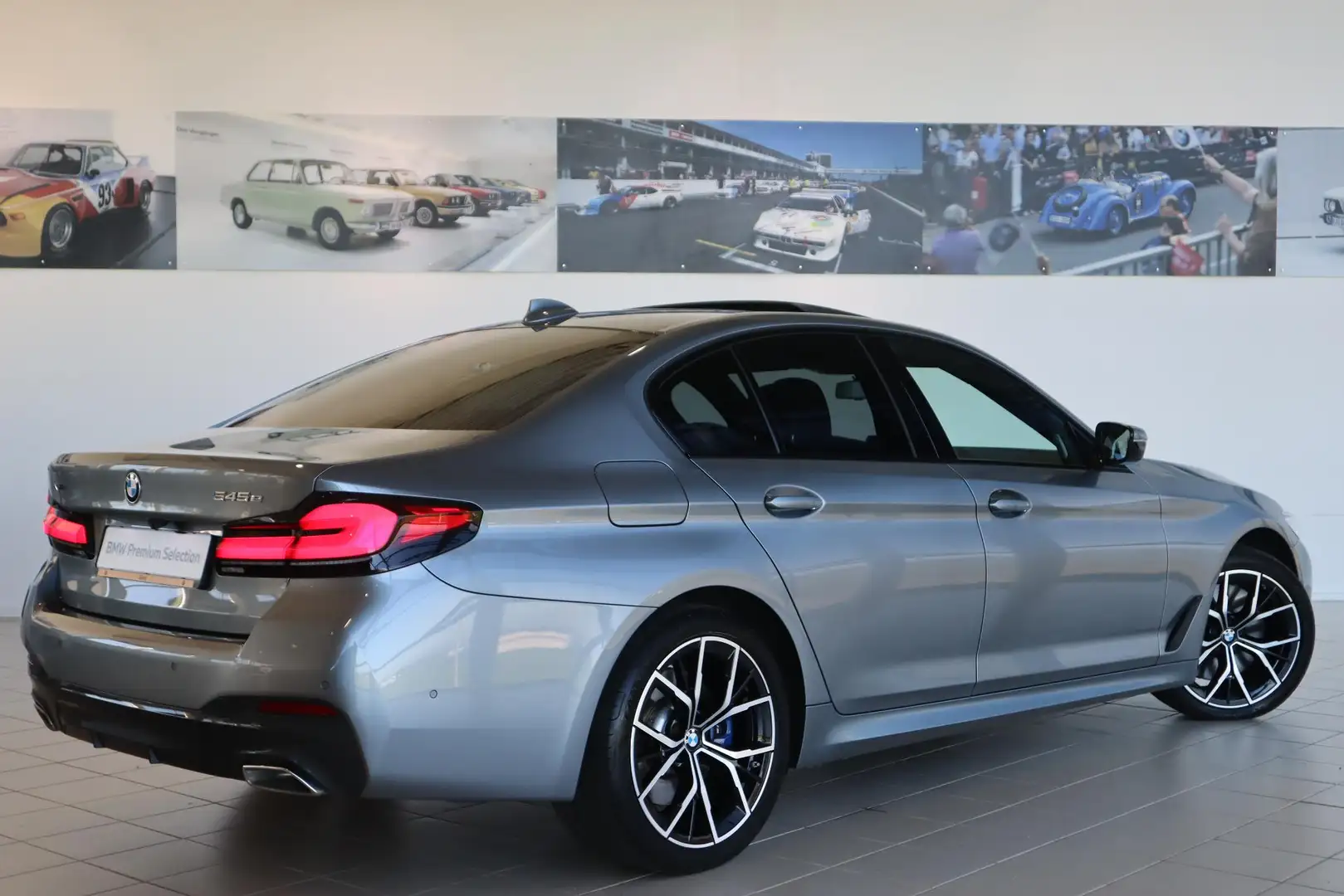 BMW 545 5 Serie Sedan 545e xDrive High Executive | M Sport Grau - 2